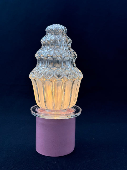 Batterilampe med pastellrosa fot og cupcake-kuppel