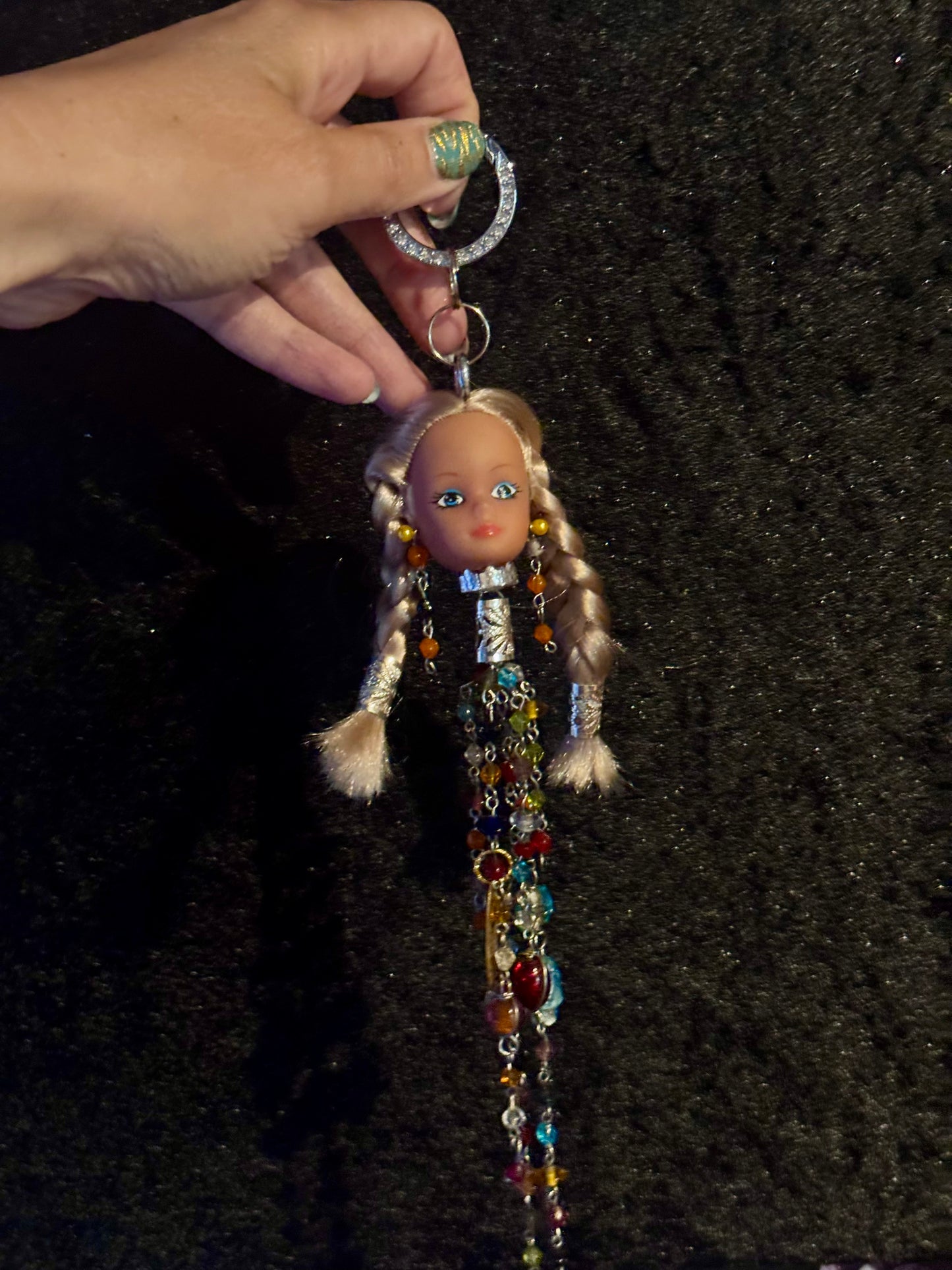 Vintage Barbie veskepynt «Blondine med 2 fletter og fargerike stener til pynt»