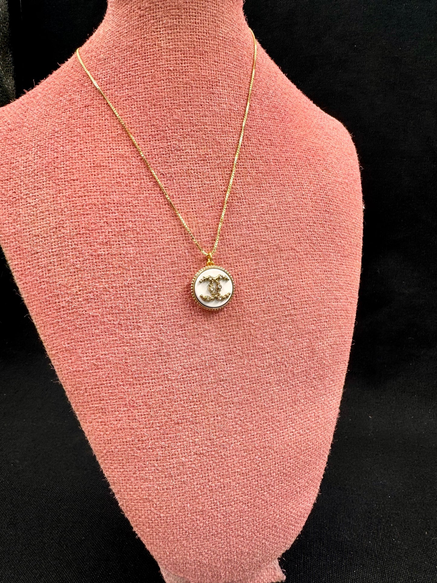 Vintage Chanel smykke gull og hvitt med stener i CC logo