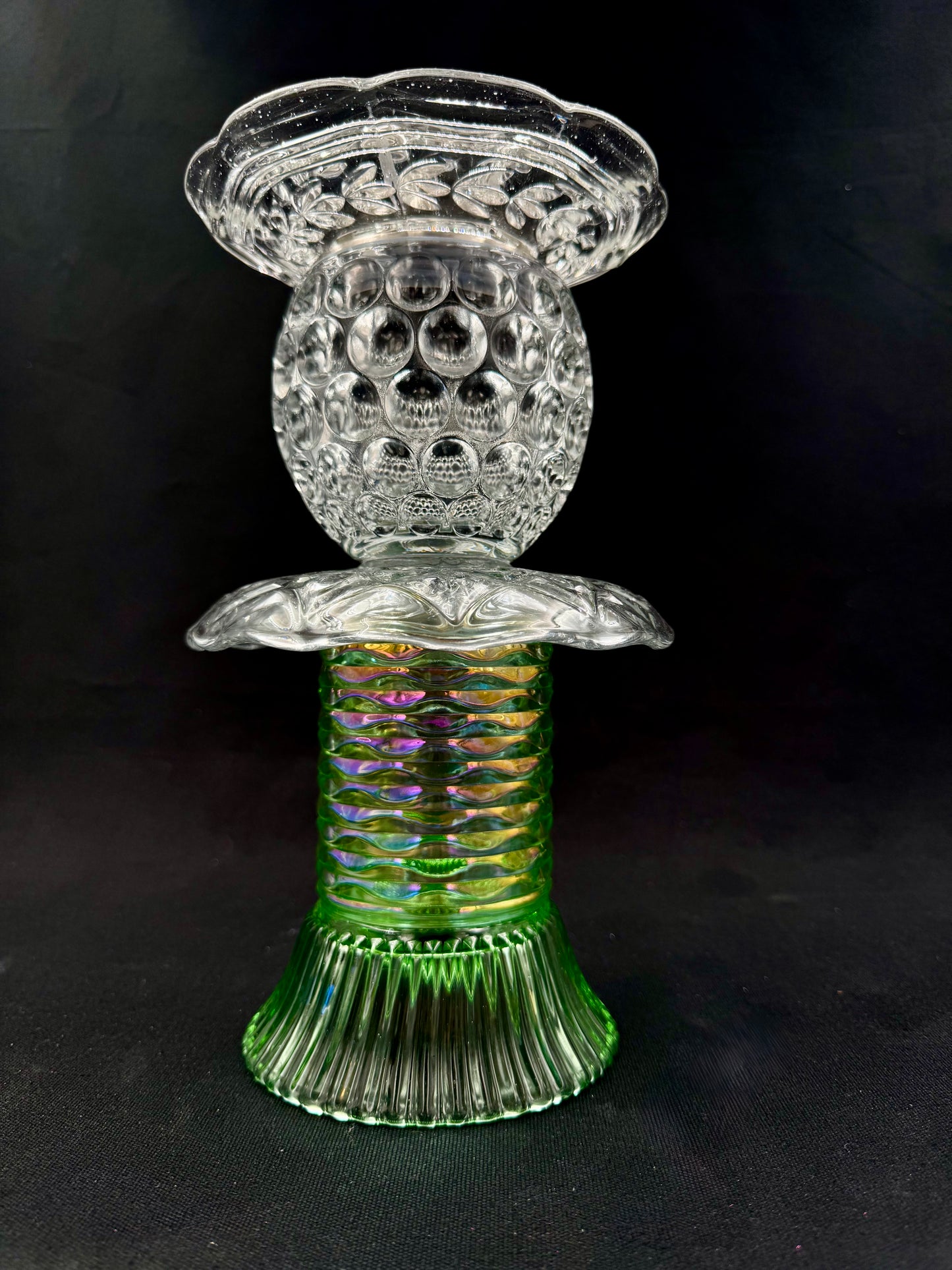 Vintage solcellelampe grønn fot og mønstret glassfat