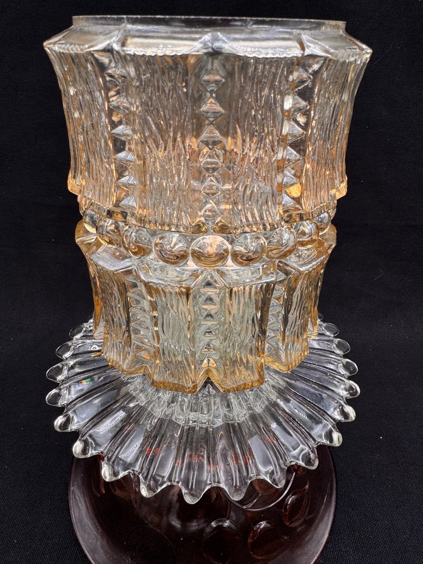 Vintage lykt i champagnefarge og krystallskål i rosa