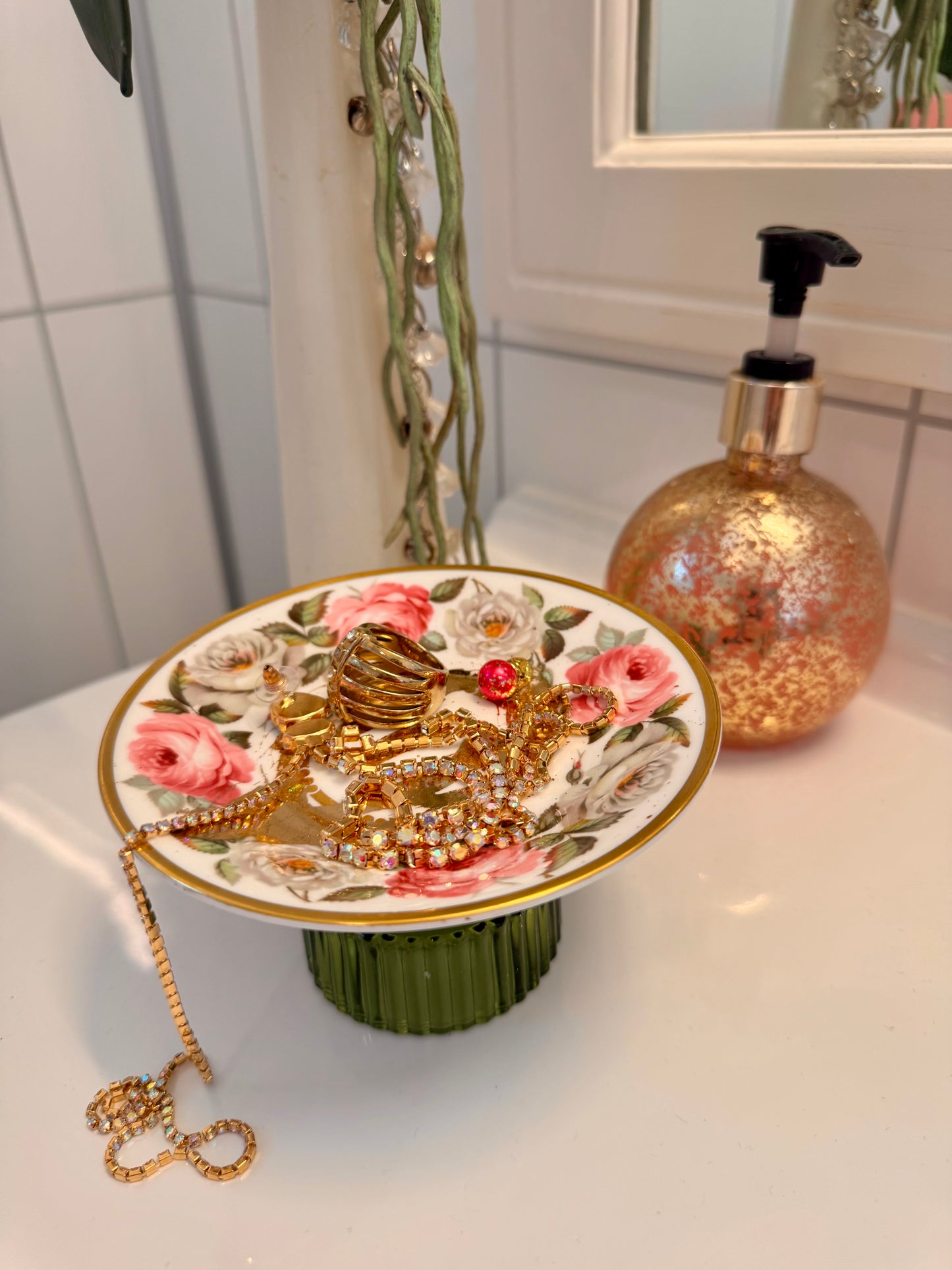 Vulvakunst med fot store rosa roser og knallrosa perle og grønn fot