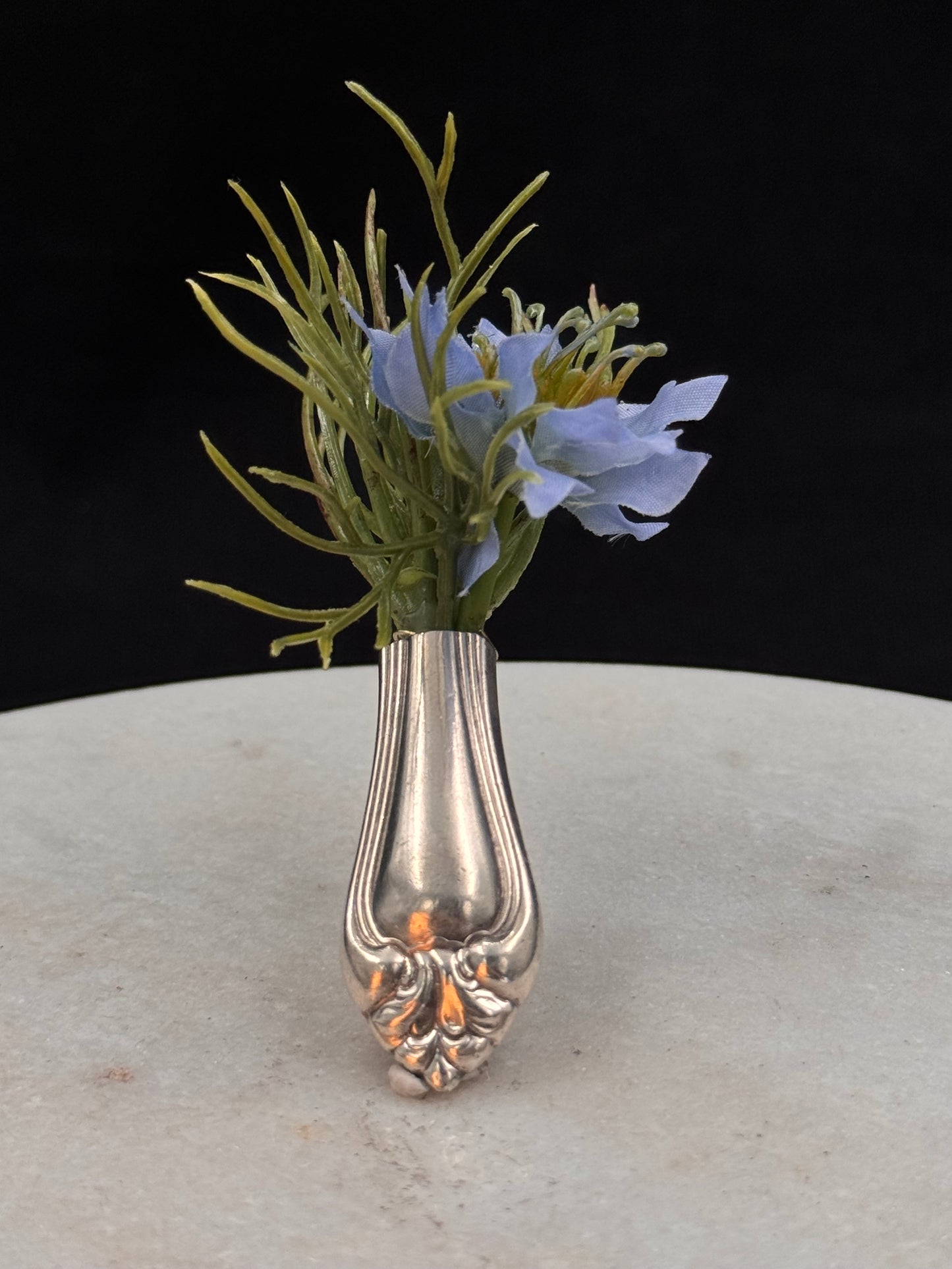 Vintage Blomstervase Brosje - Blå blomst
