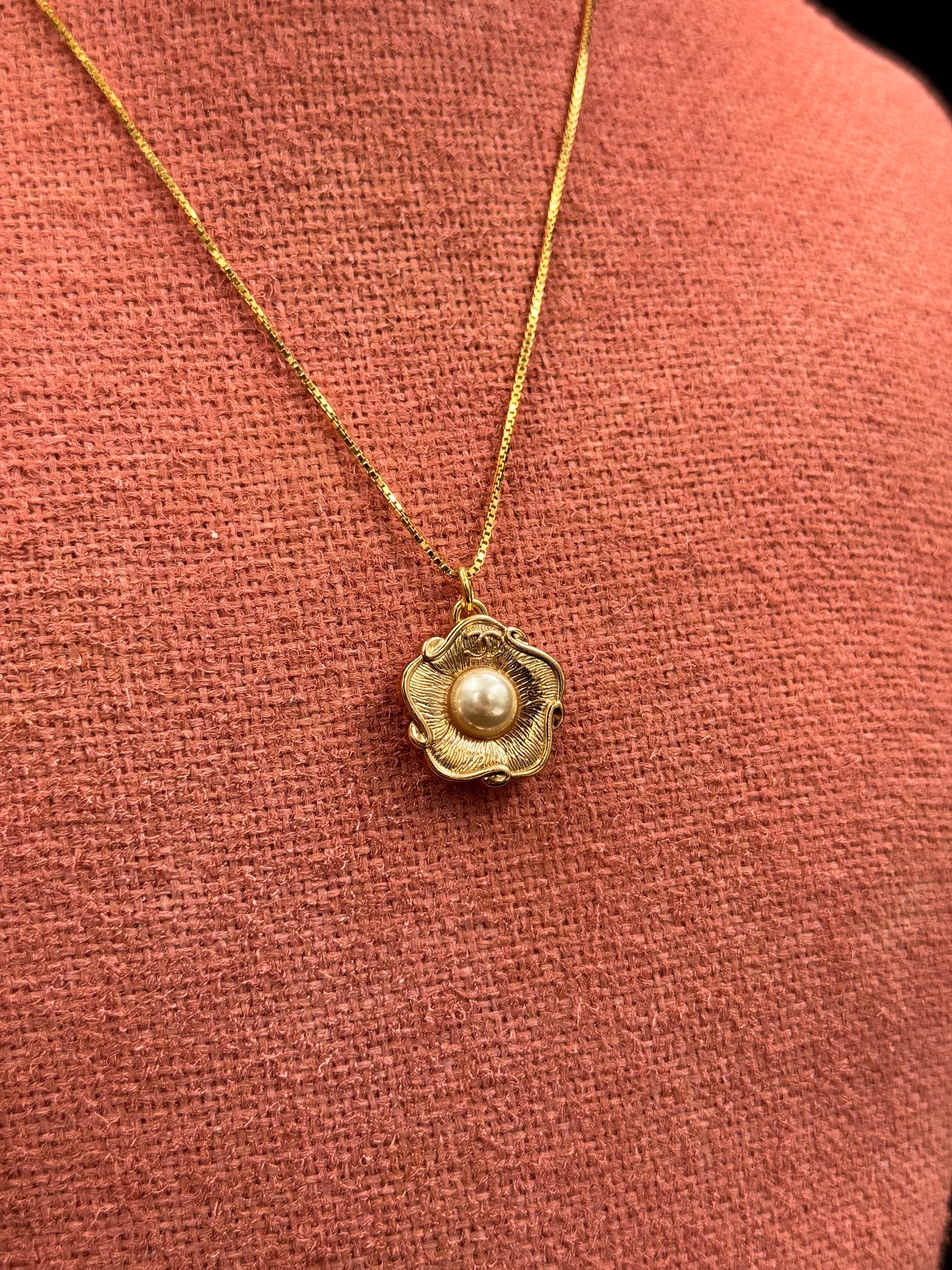 Vintage Chanel smykke gullblomst med perle