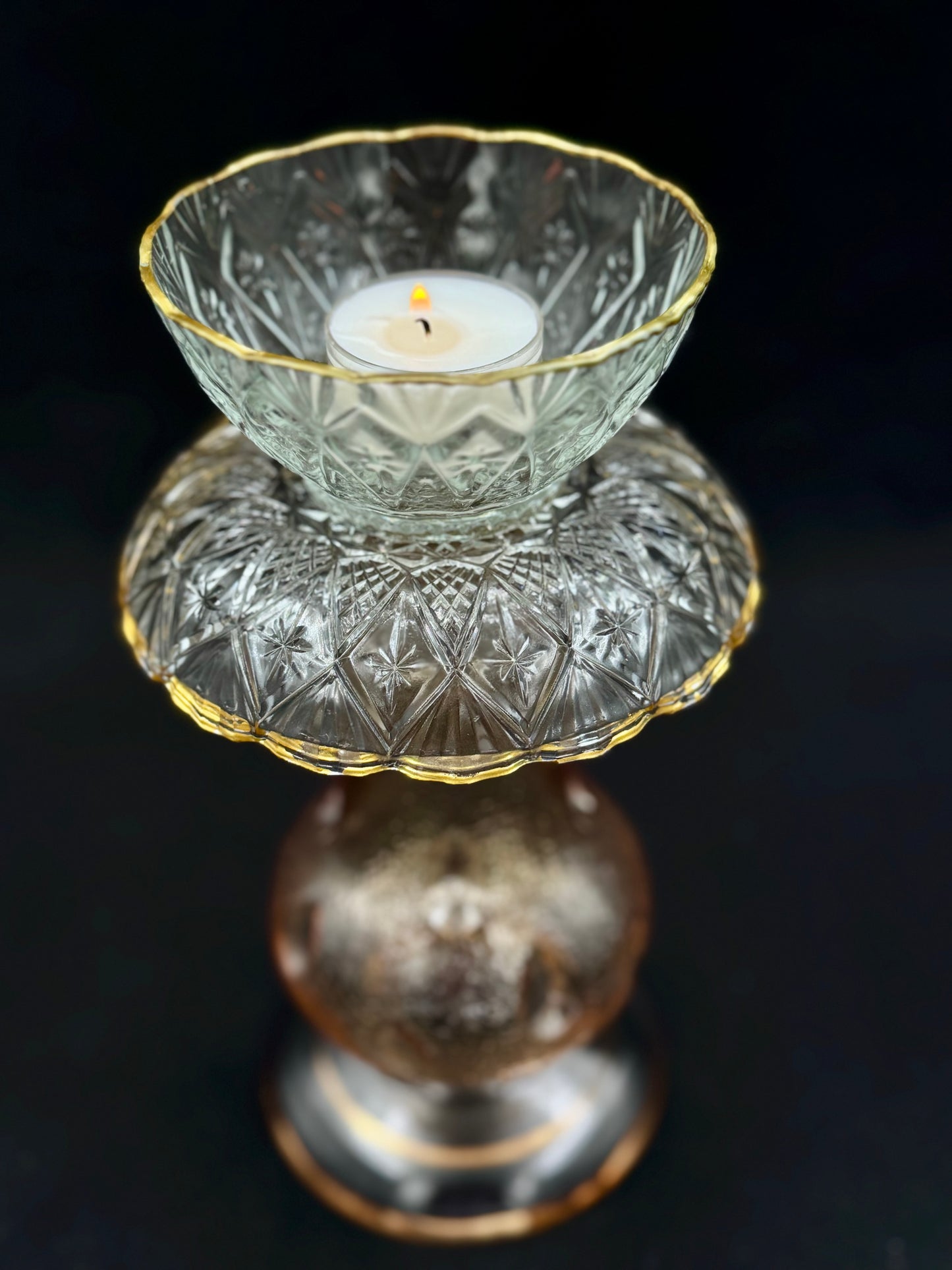 Vintage lysestake av champagne kuppel og mønstret glass