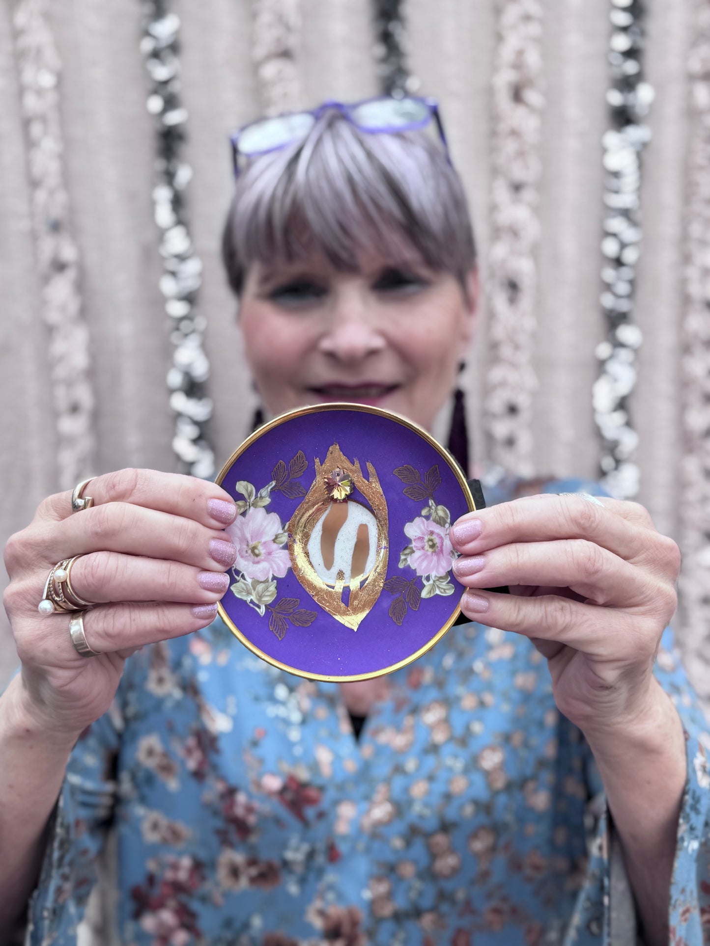 Vulvakunst i lilla med rosa blomst og gullVulva diamant