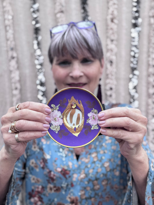 Vulvakunst i lilla med rosa blomst og gullVulva diamant
