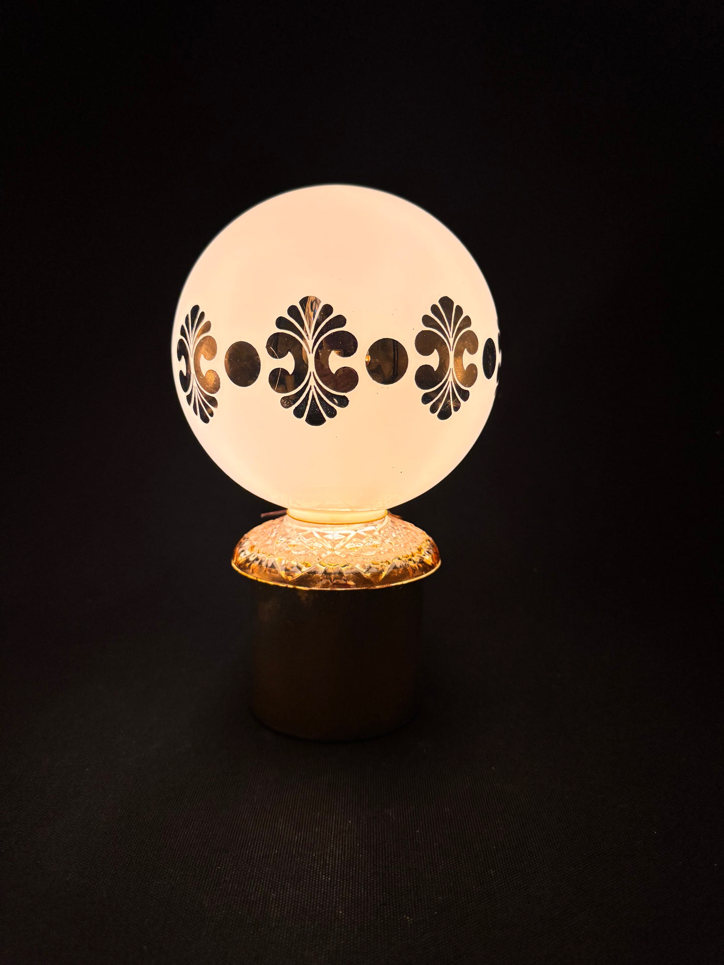 Vintage Batterilampe med gull fot og hvit kuppel med gullmønster