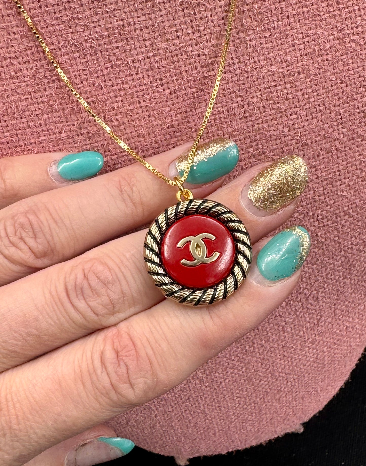 Vintage Chanel smykke i julerød og gull logo