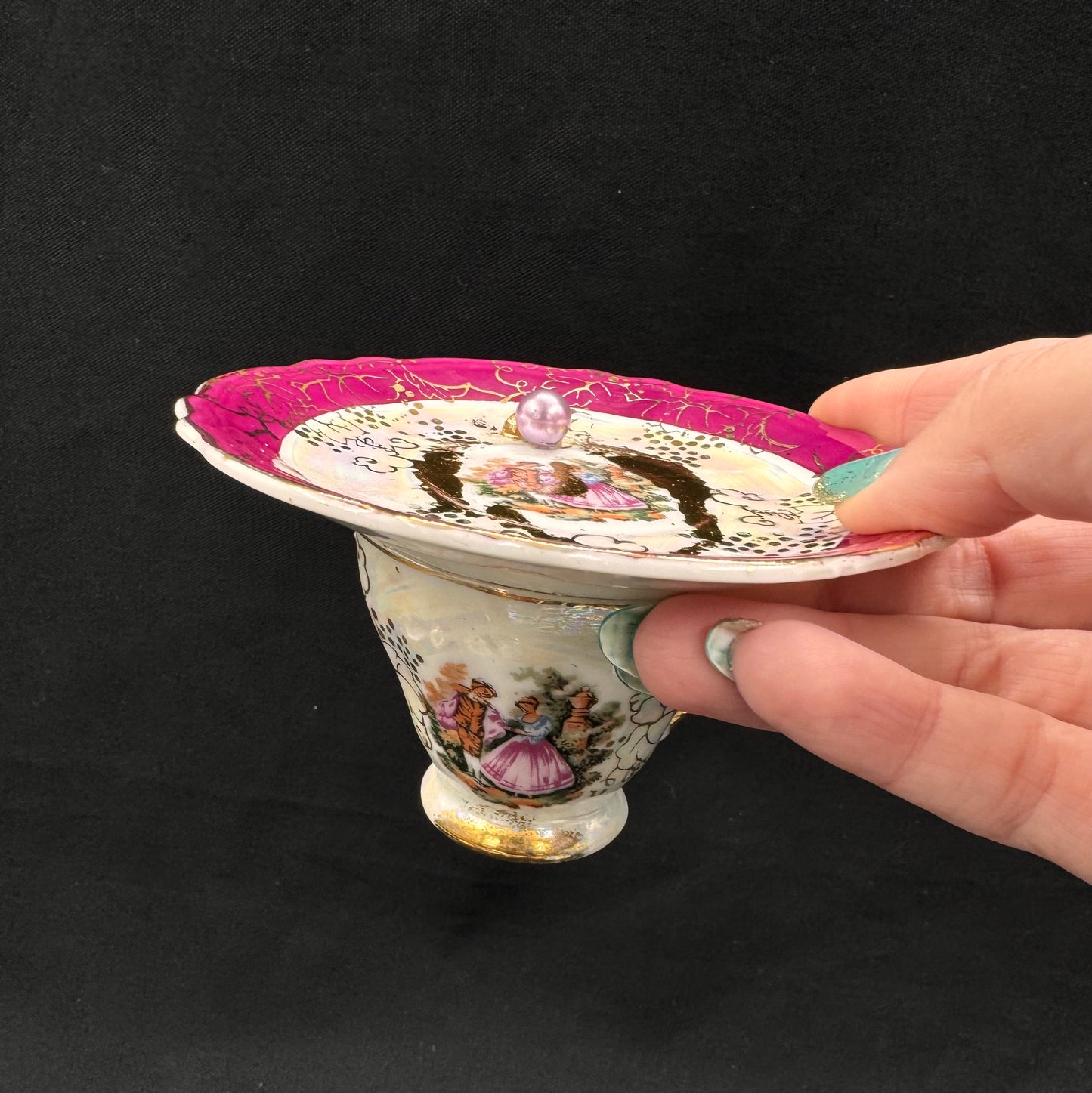 Vulvakunst mørkerosa fat og lyslilla perle