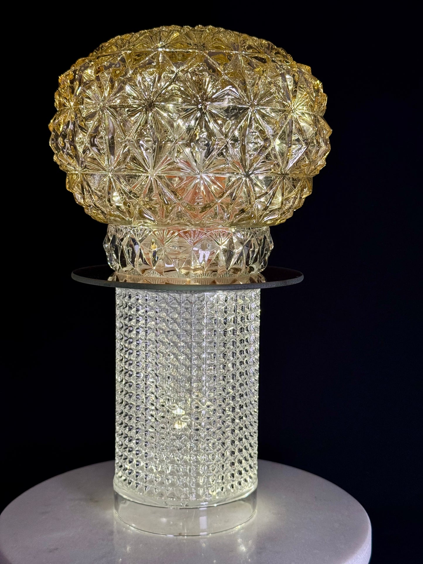 Diamantlampe med mønstret fot og champagnemønstret glass