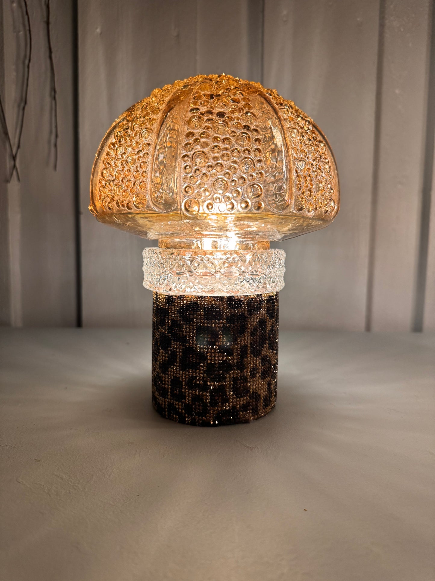 Batterilampe med leomønster og halvrund kuppel