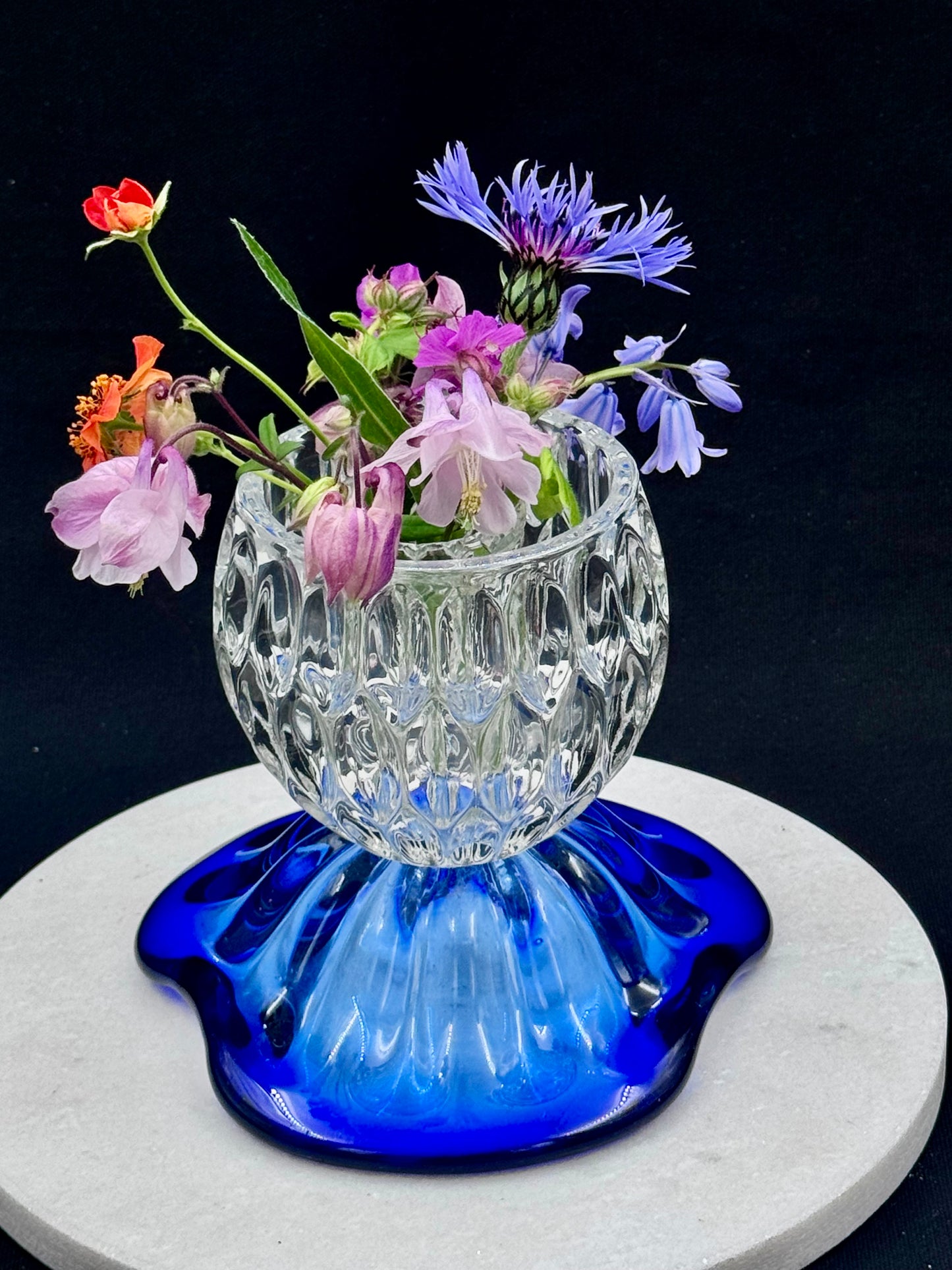Stor solcellelampe koboltblå krystallfot, glassklar kule og krystallskål