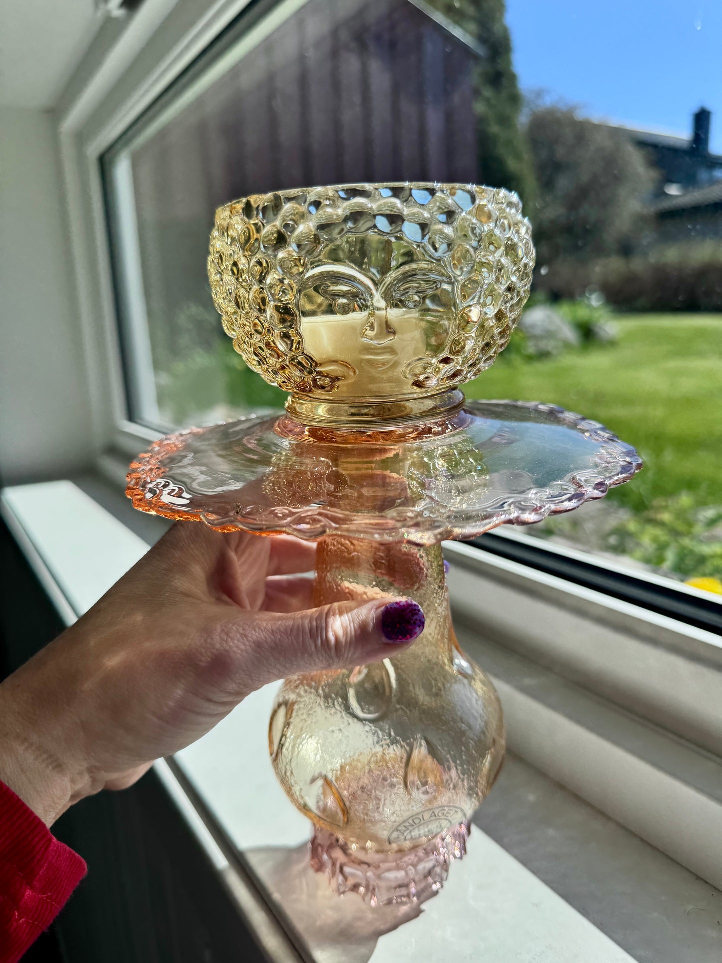 Vintage lysestake av champagne kuppel og rosa detaljer
