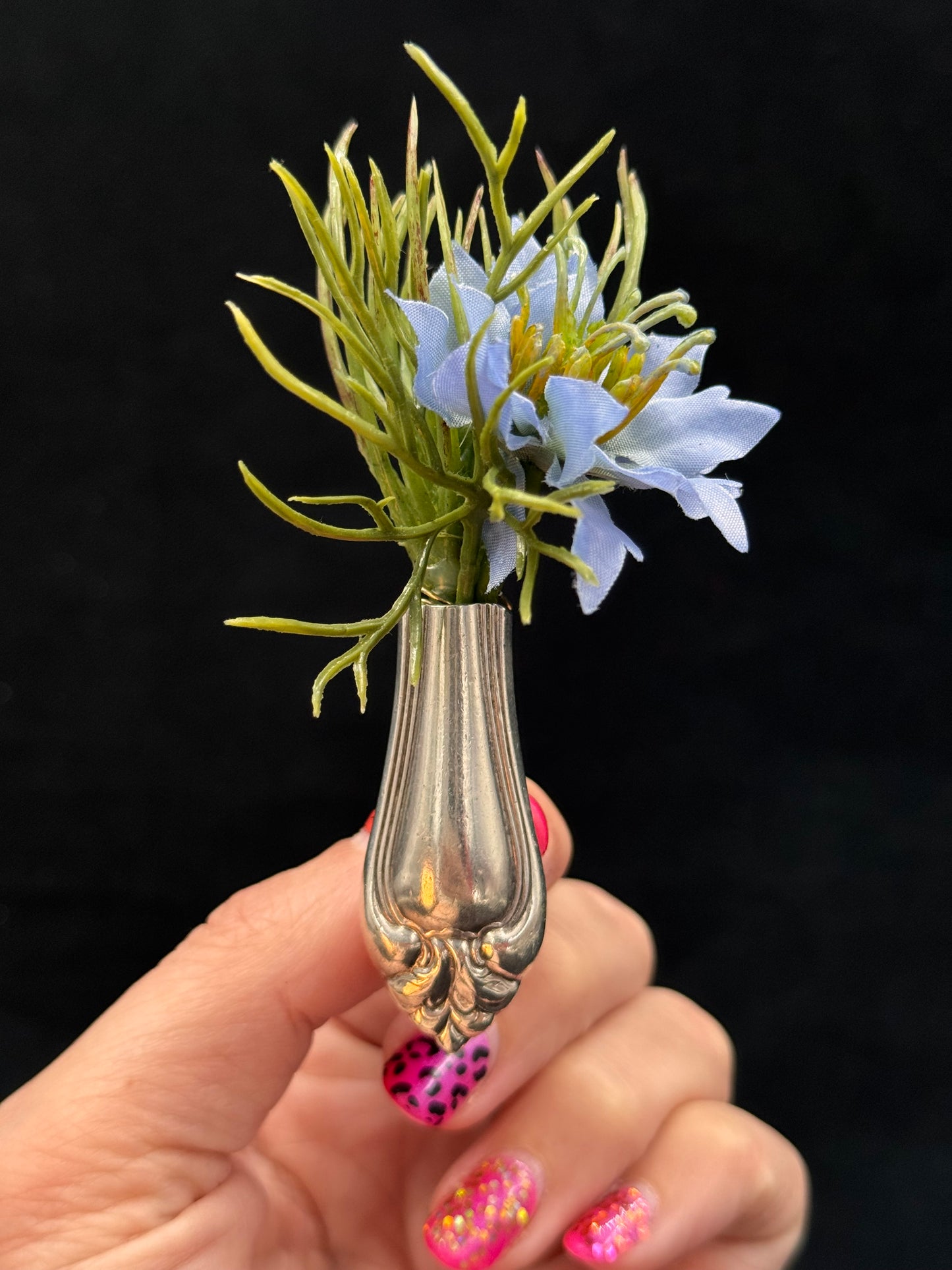 Vintage Blomstervase Brosje - Blå blomst