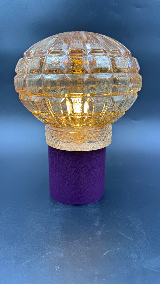 Batterilampe med lilla skinn og champagne kuppel