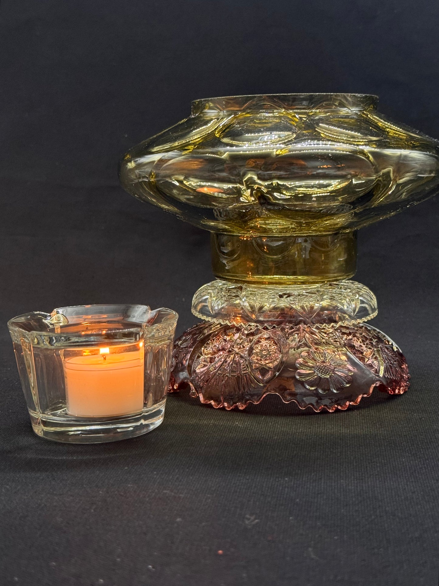 Vintage lyslykt med grønn kuppel og lilla fot