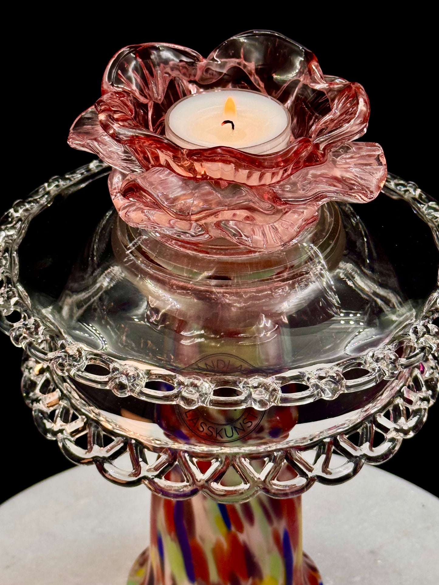 Vintage lysestake med fargerik fot og rosa blomst