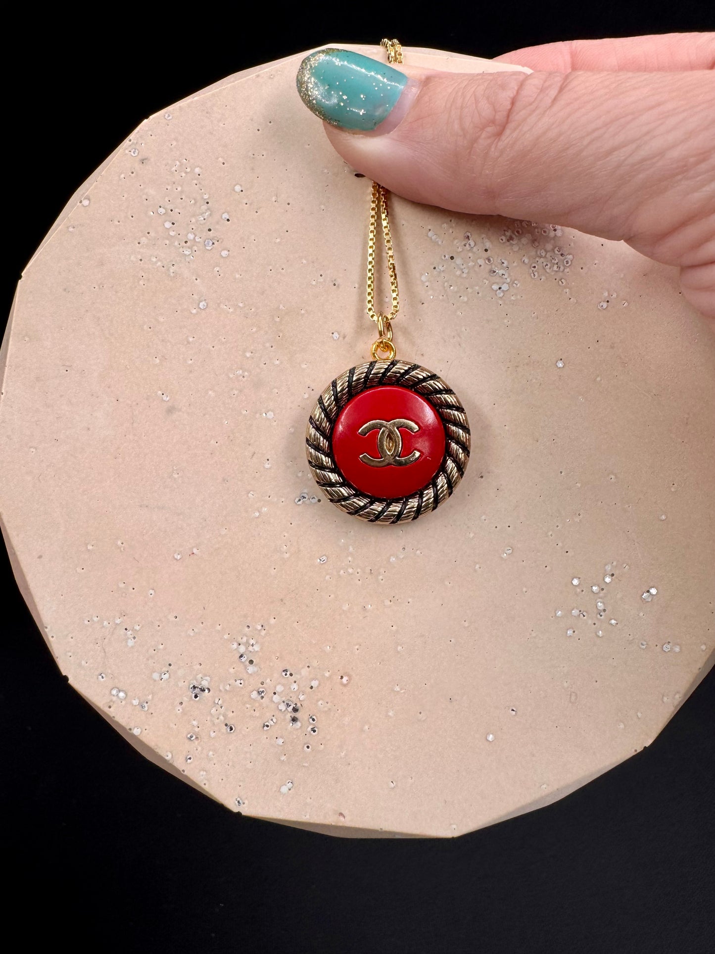 Vintage Chanel smykke i julerød og gull logo