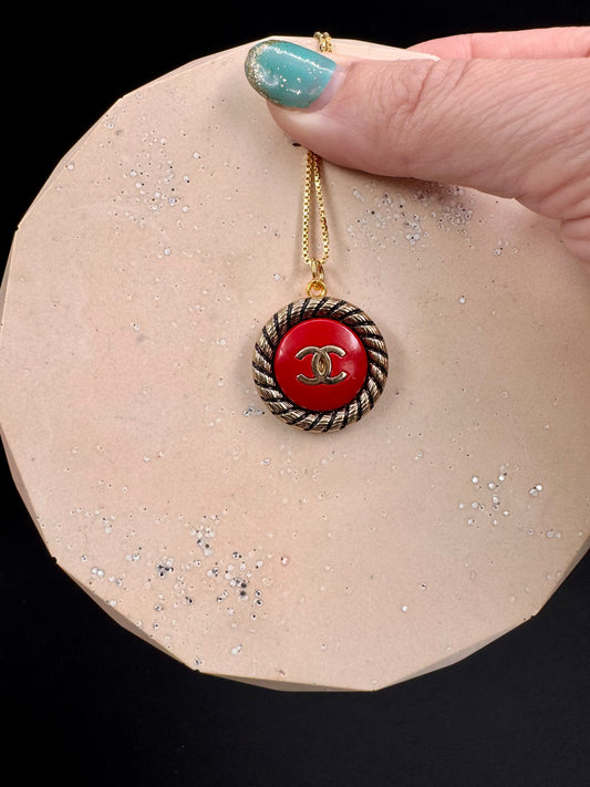 Vintage Chanel smykke i julerød og gull logo