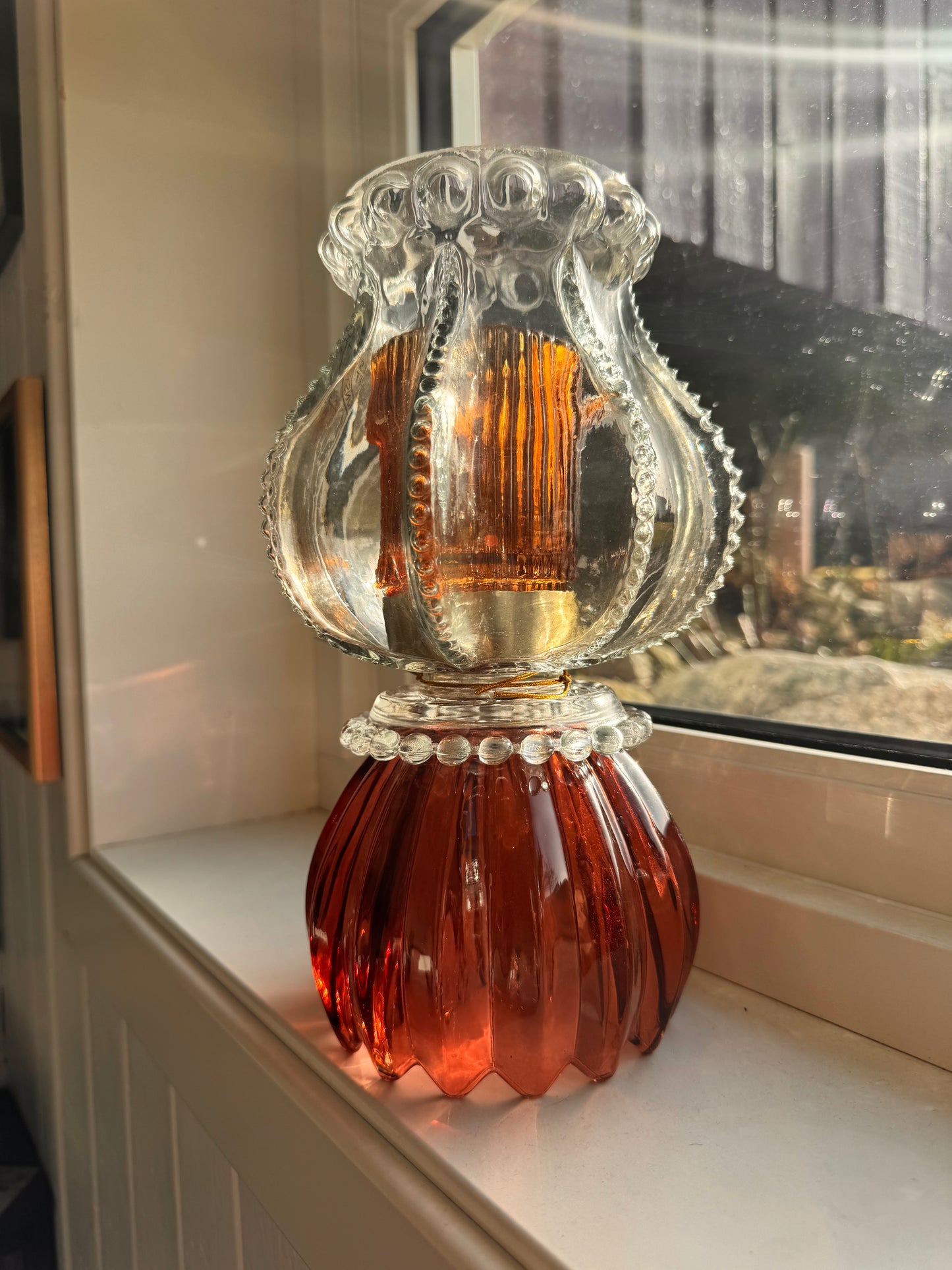 Vintage lykt i smoke og vinrød skål