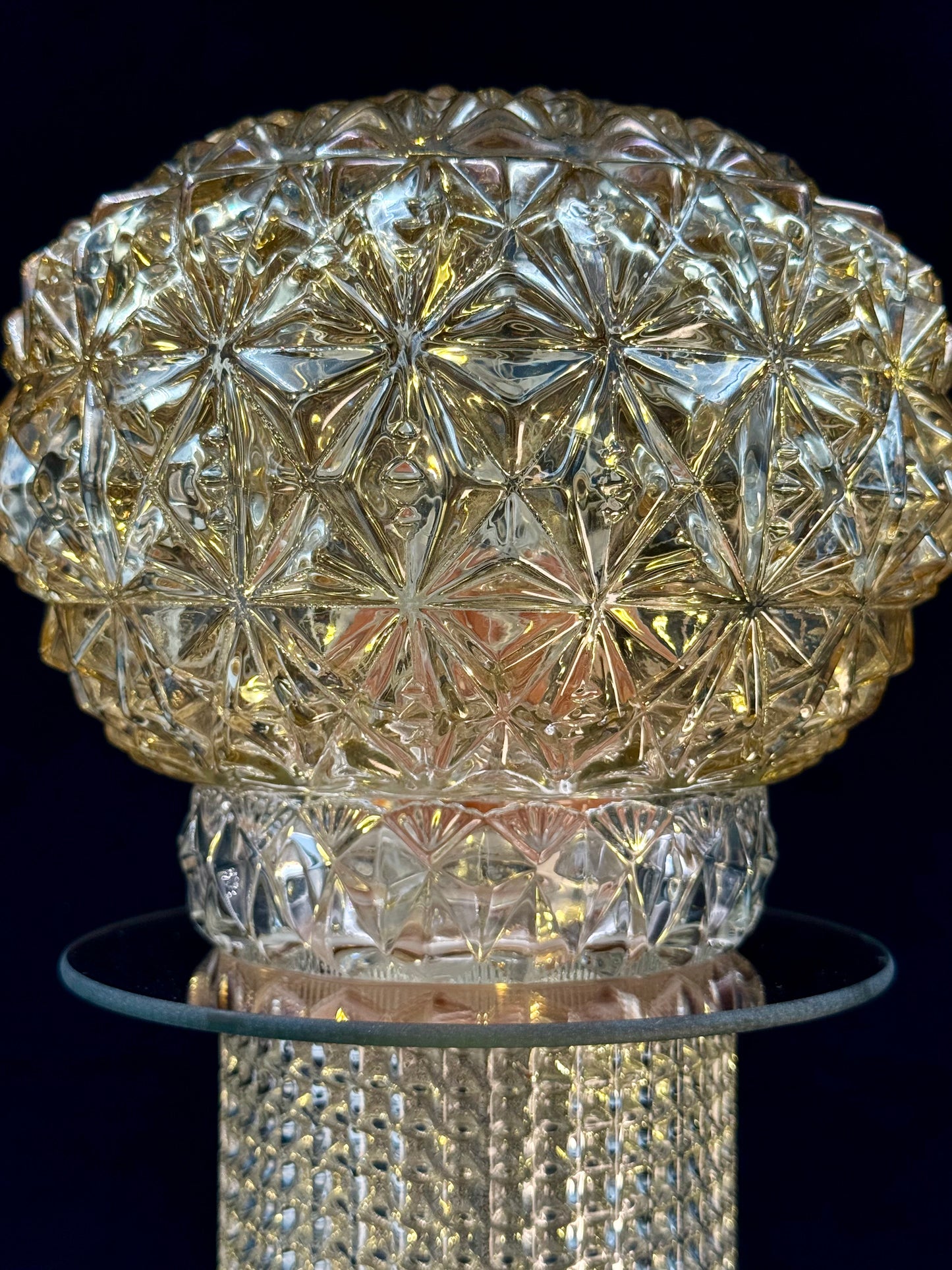Diamantlampe med mønstret fot og champagnemønstret glass