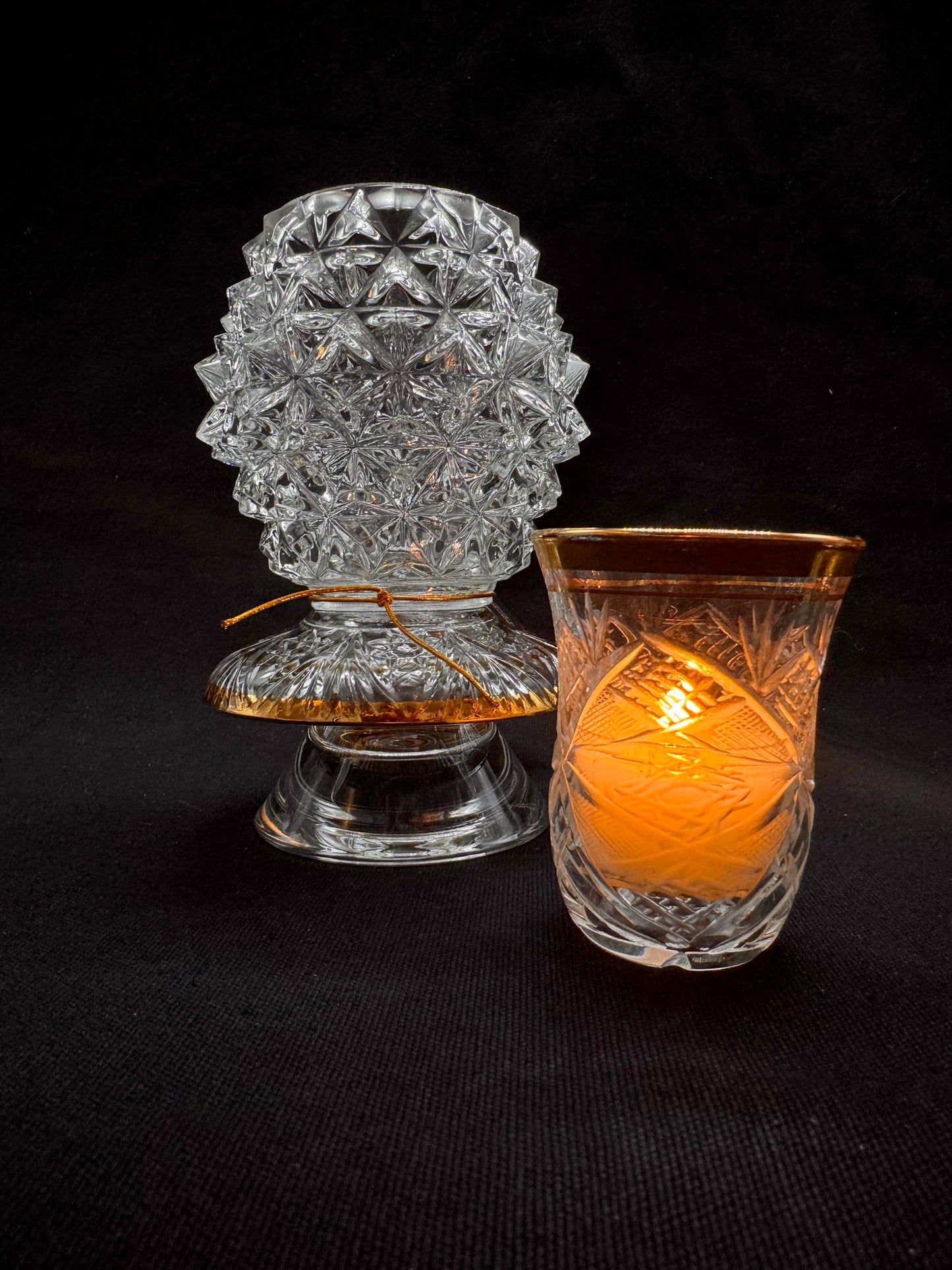 Vintage lyslykt i mønstret glass med gulldetaljer