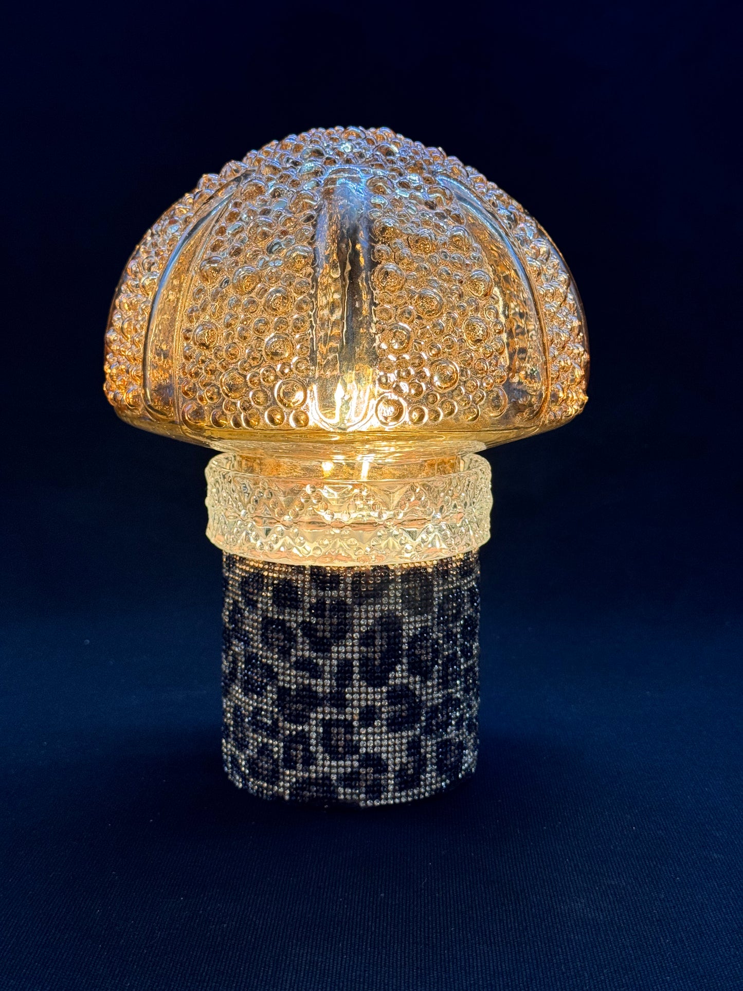 Batterilampe med leomønster og halvrund kuppel