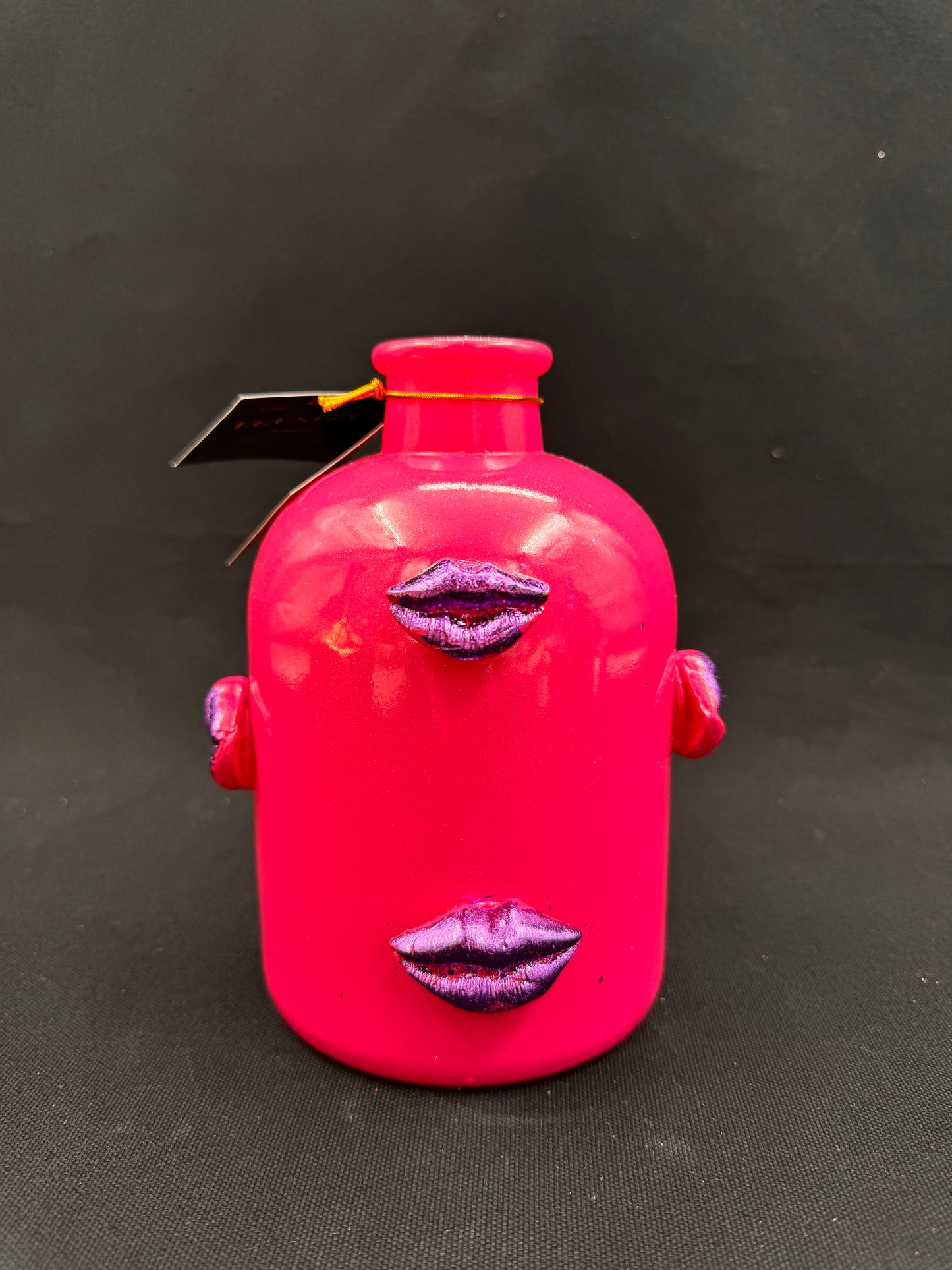 Trendy håndlaget vase rosa med kyssemunn