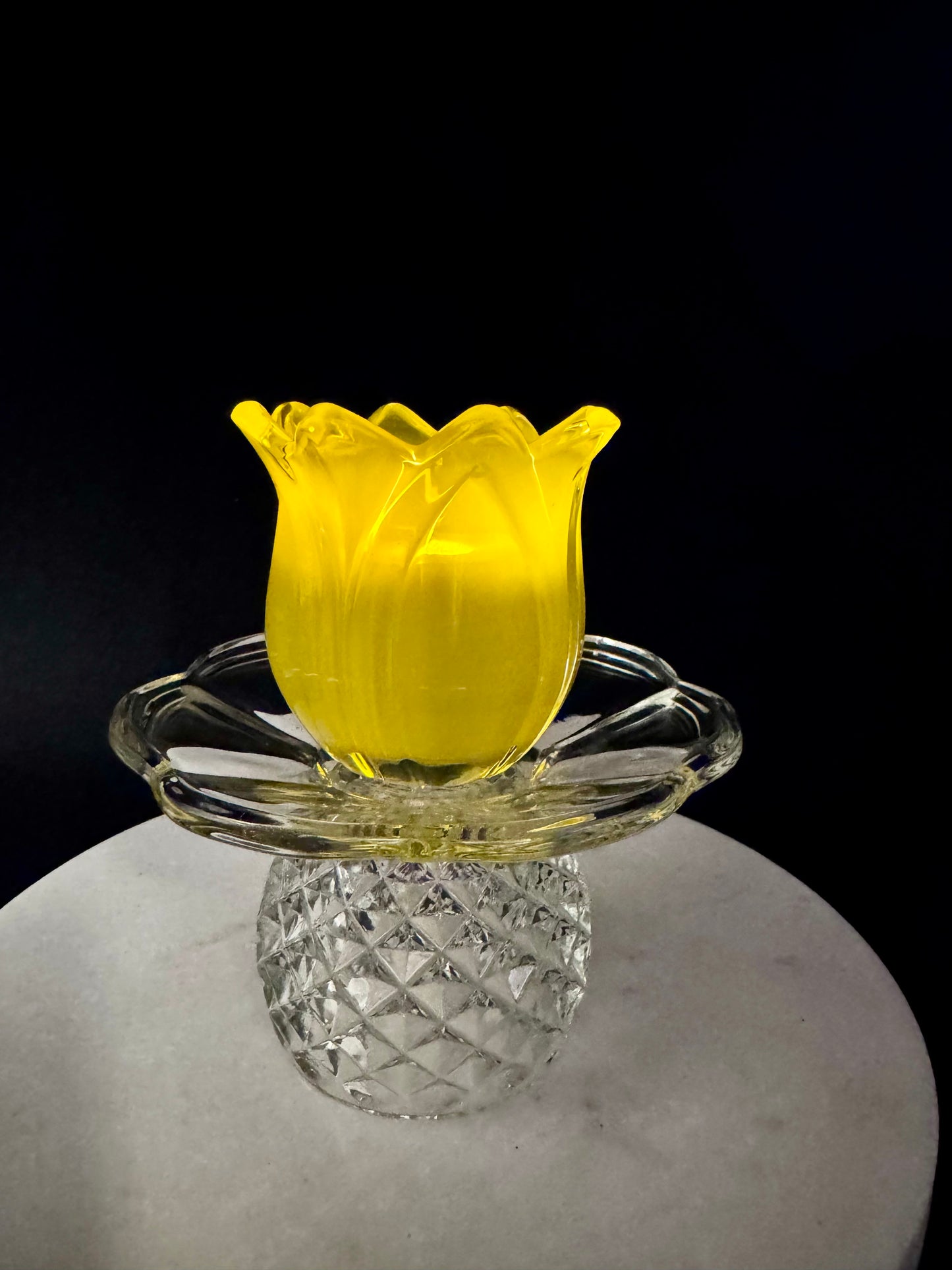 Mini Solcellelampe med gul fot og glassfat