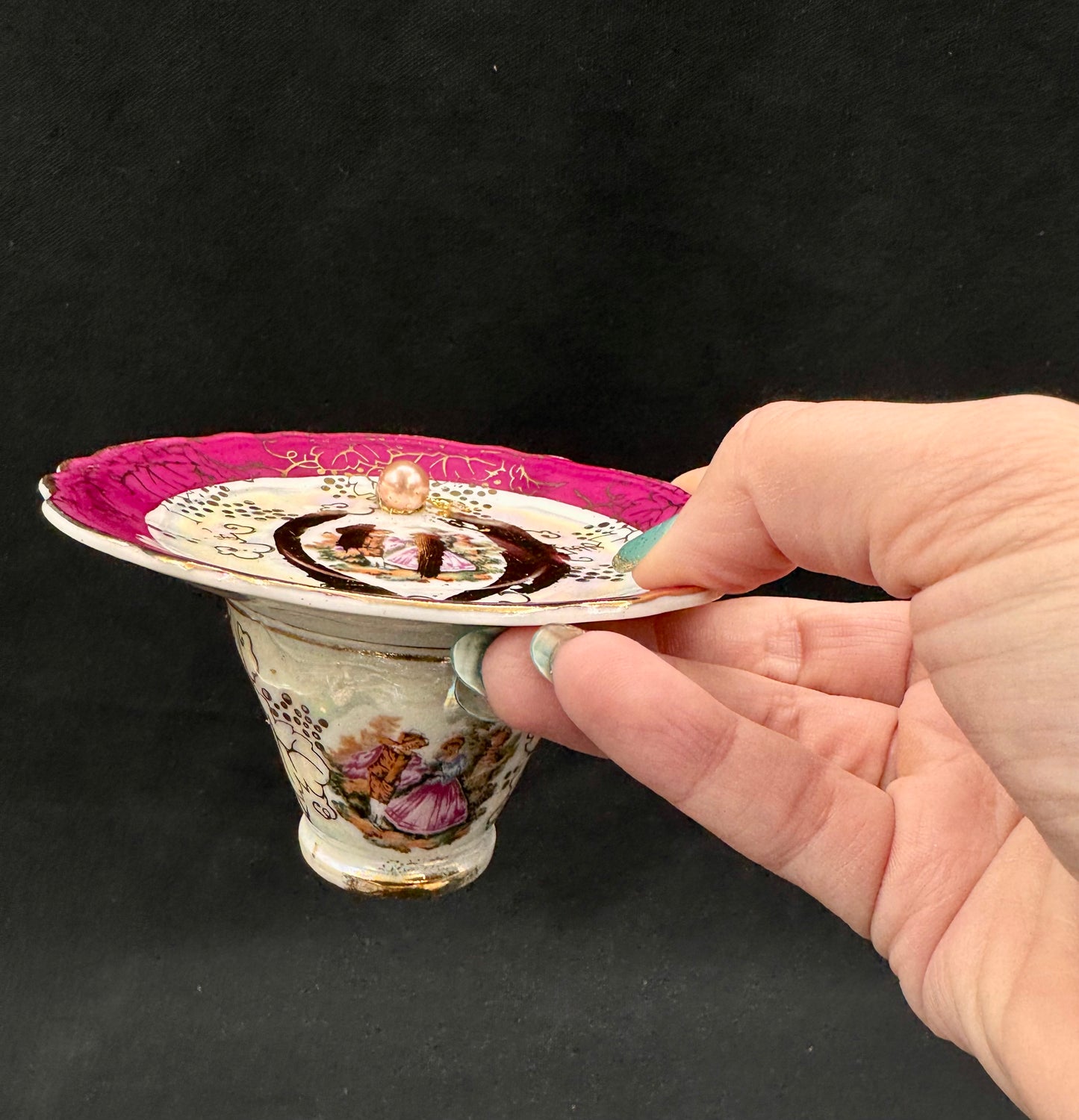 Vulvakunst mørkerosa fat og champagnefarget perle