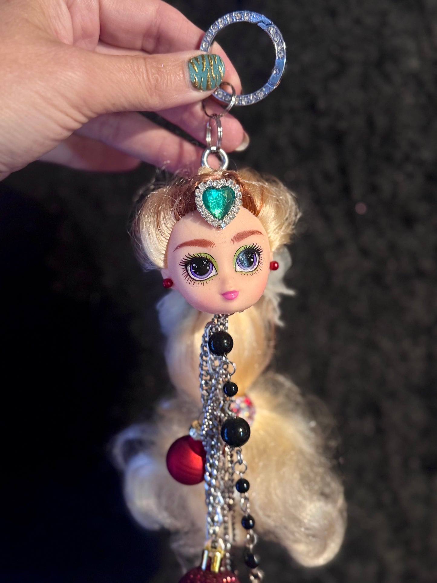 Vintage Barbie veskepynt «Blondine med grønn diamant i pannen»