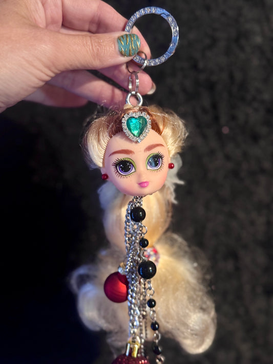 Vintage Barbie veskepynt «Blondine med grønn diamant i pannen»