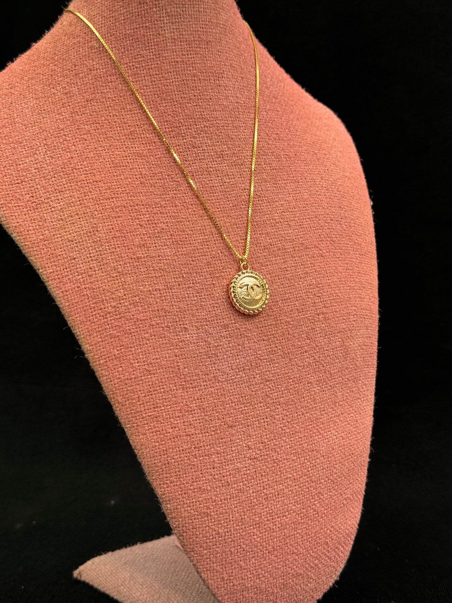 Bestilling! Vintage Chanel smykke gull med bård rundt sirkelen uten kjede