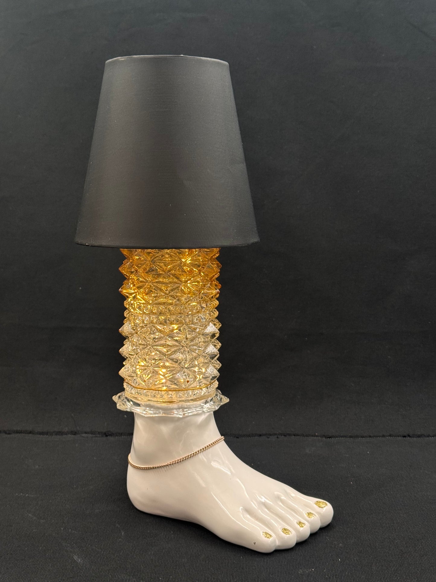 Vintage lampefot med svart skjerm