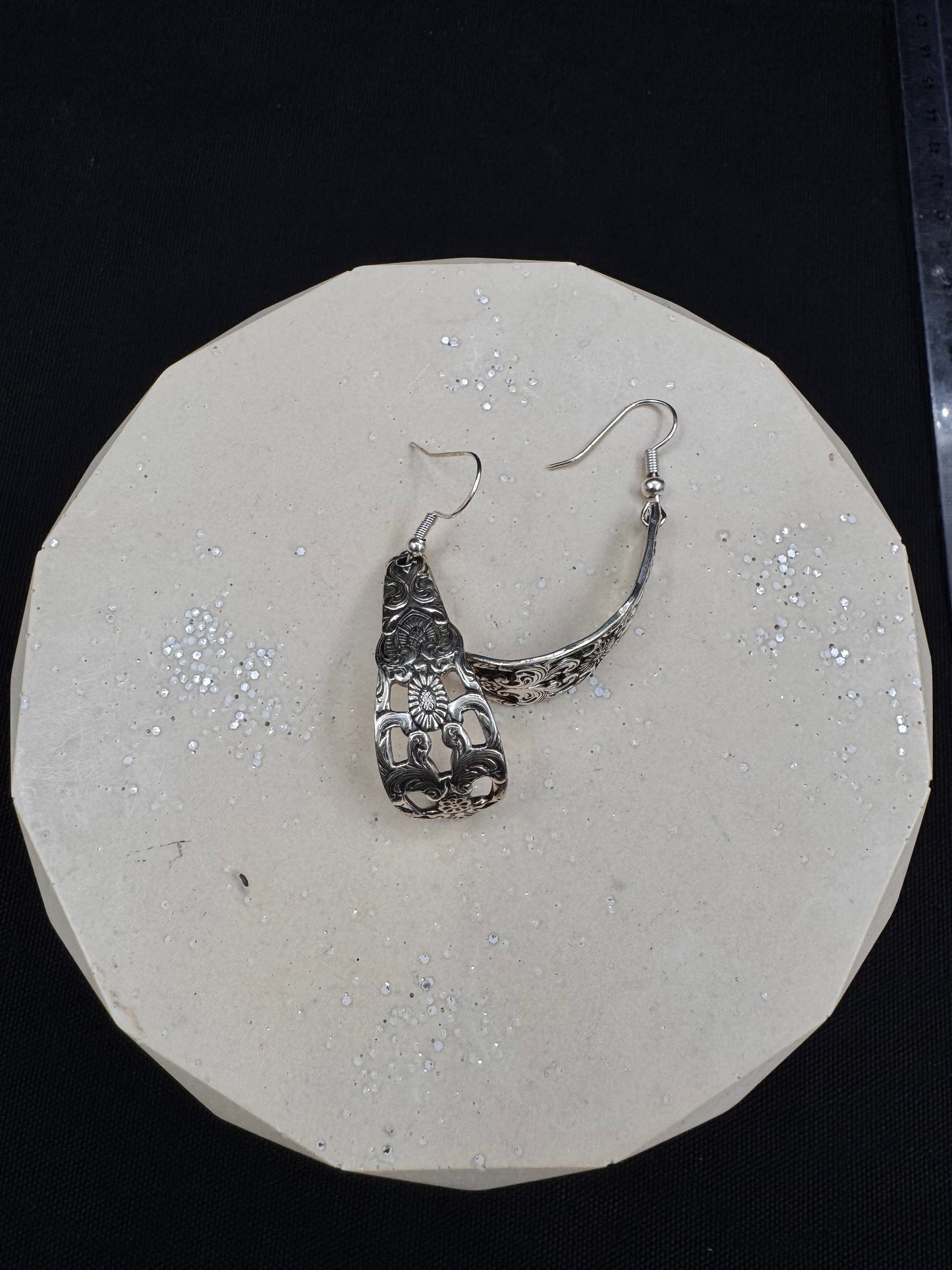 Vintage øredobb i sølvplett bøyd halvsirkel