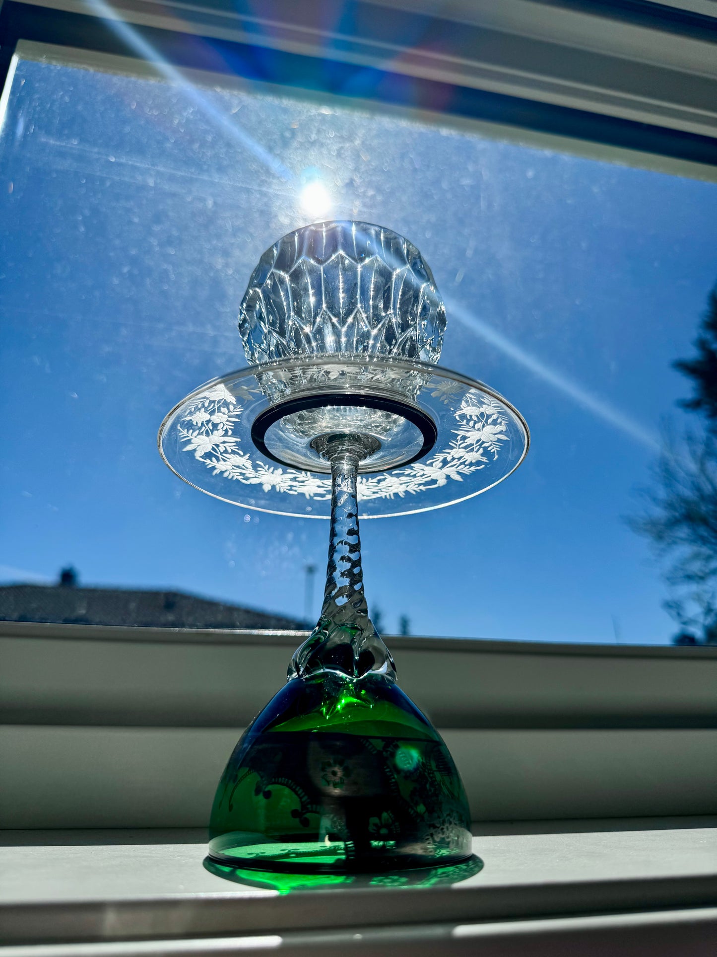 Vintage lysestake med flaskegrønn fot og mønstret telysholder