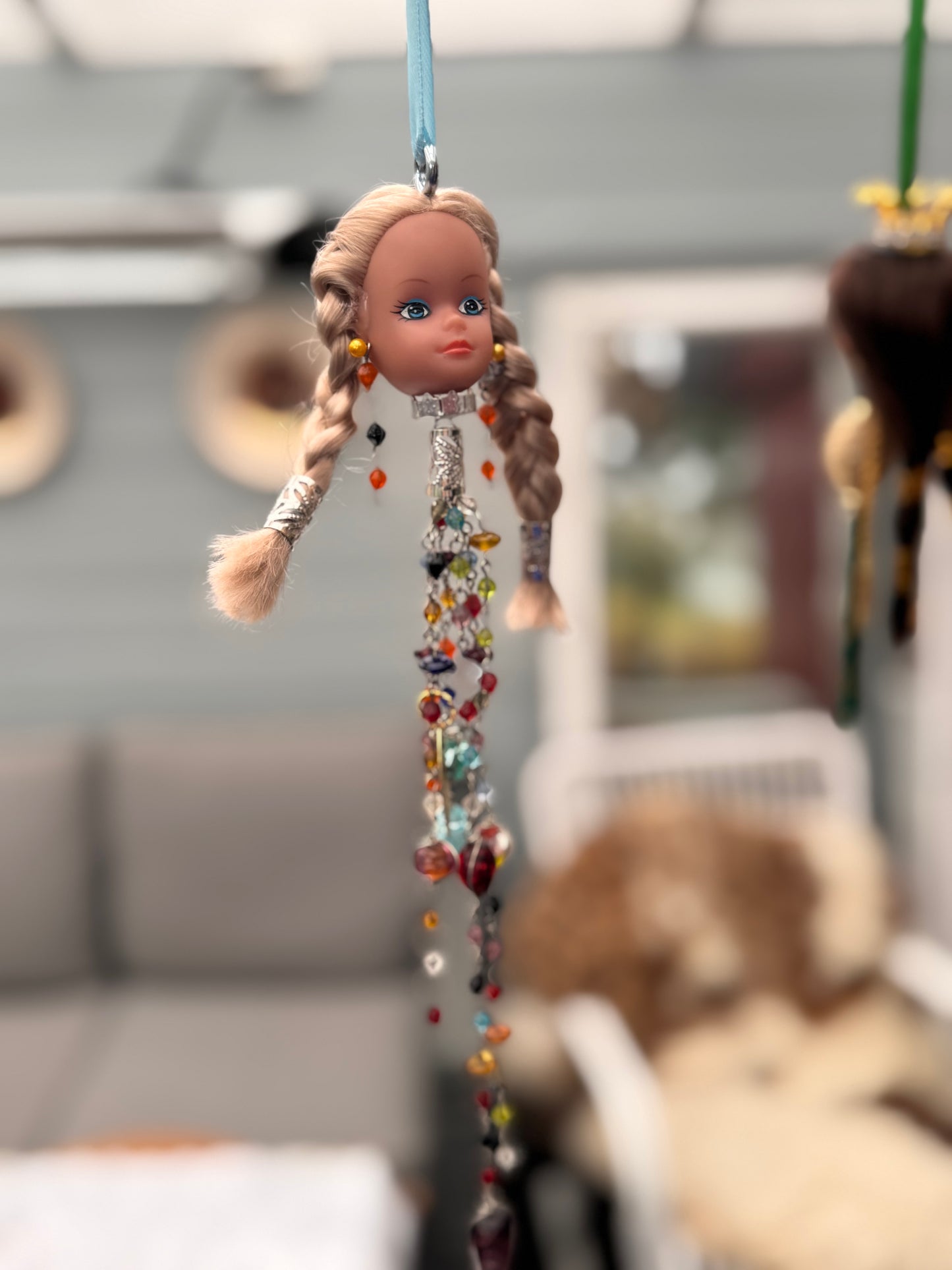 Vintage Barbie julekule «Blondine med 2 fletter og fargerike stener til pynt»