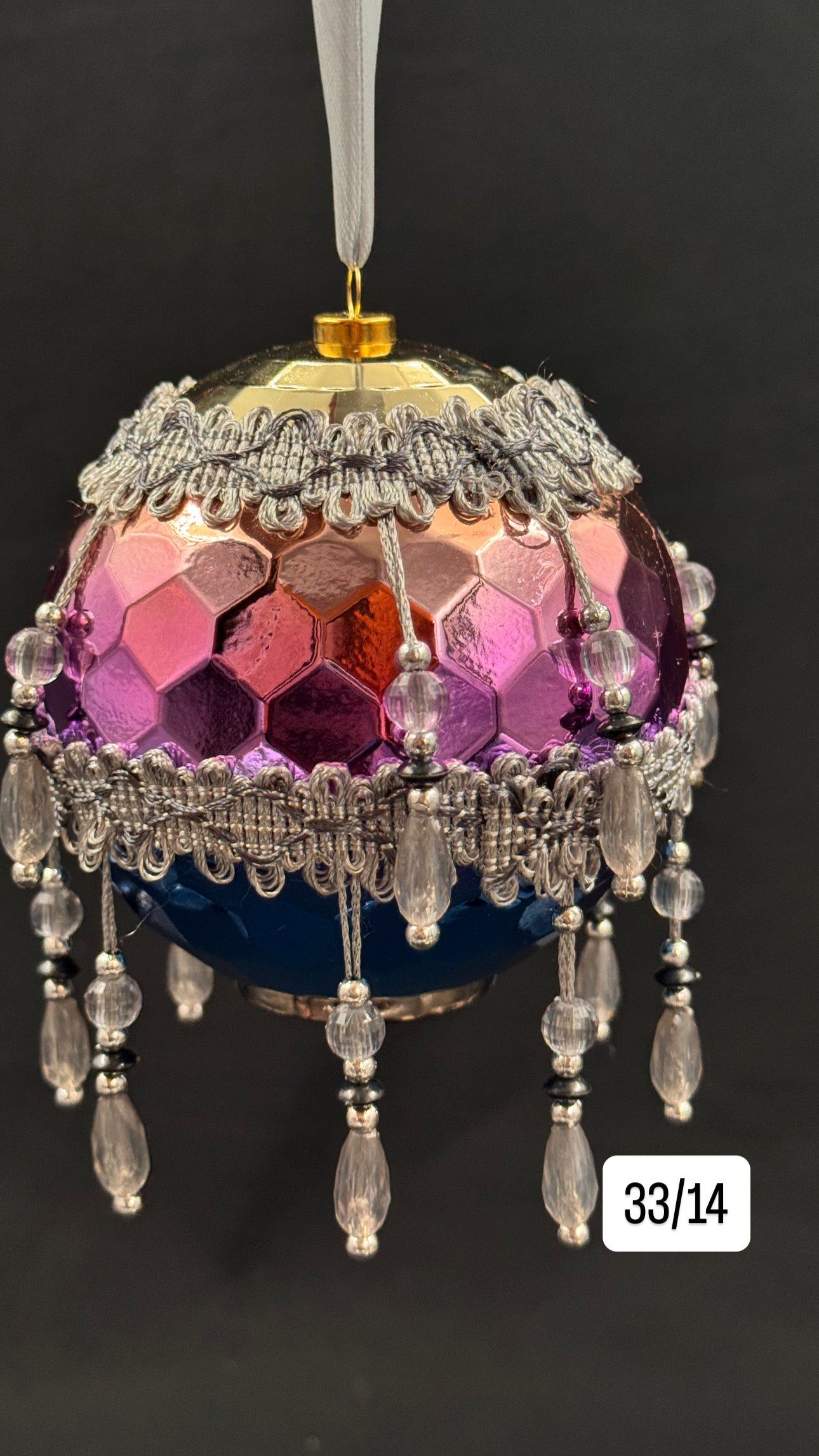 Disco julekule med bånd og perlefrynser