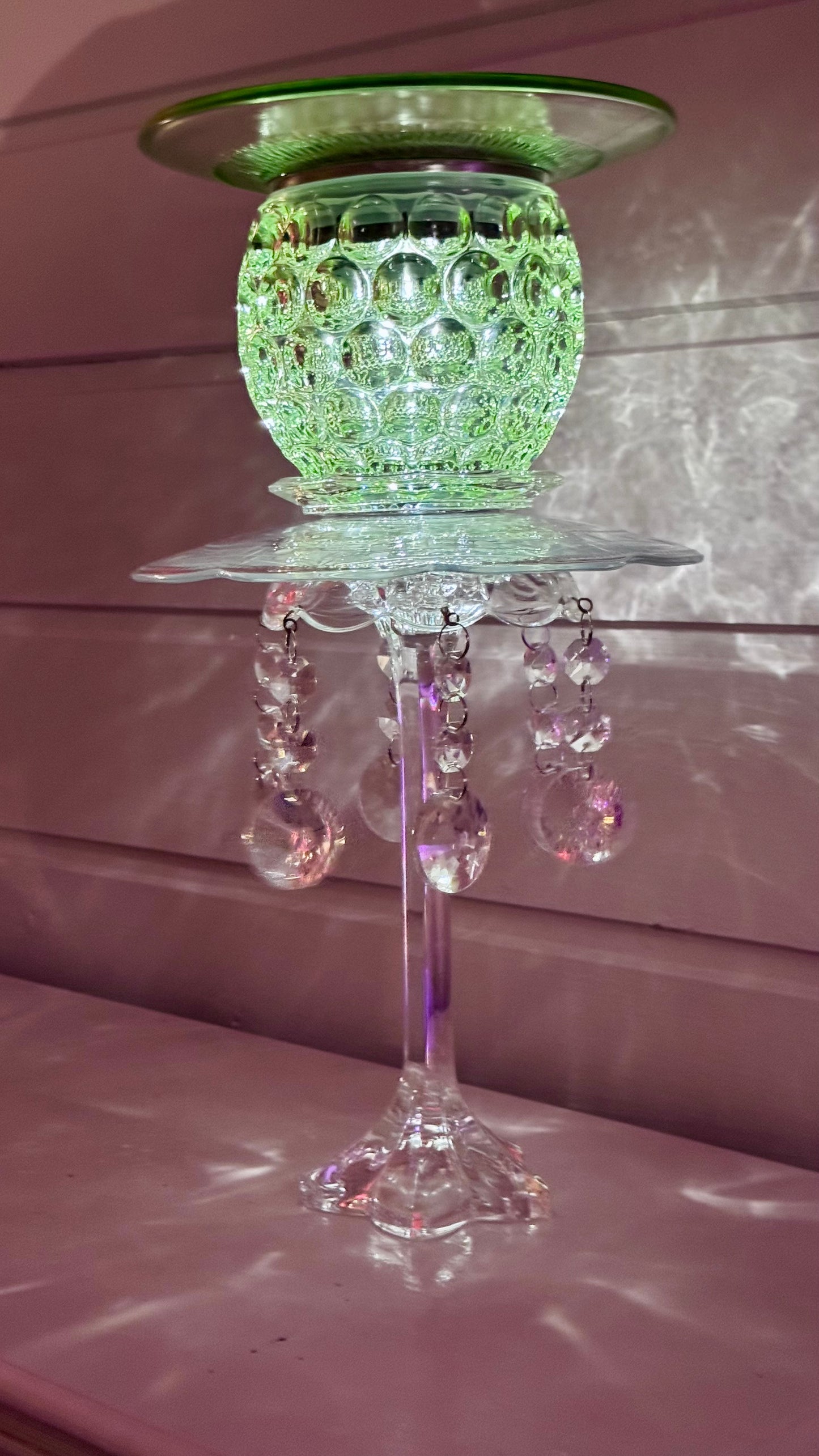 Vintage solcellelampe grønn fot og grønt glassfat med krystallprismer