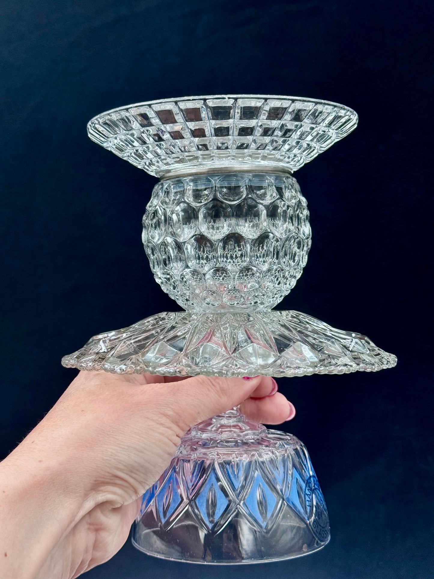 Mini Solcellelampe blå detaljer på fot og glassfat