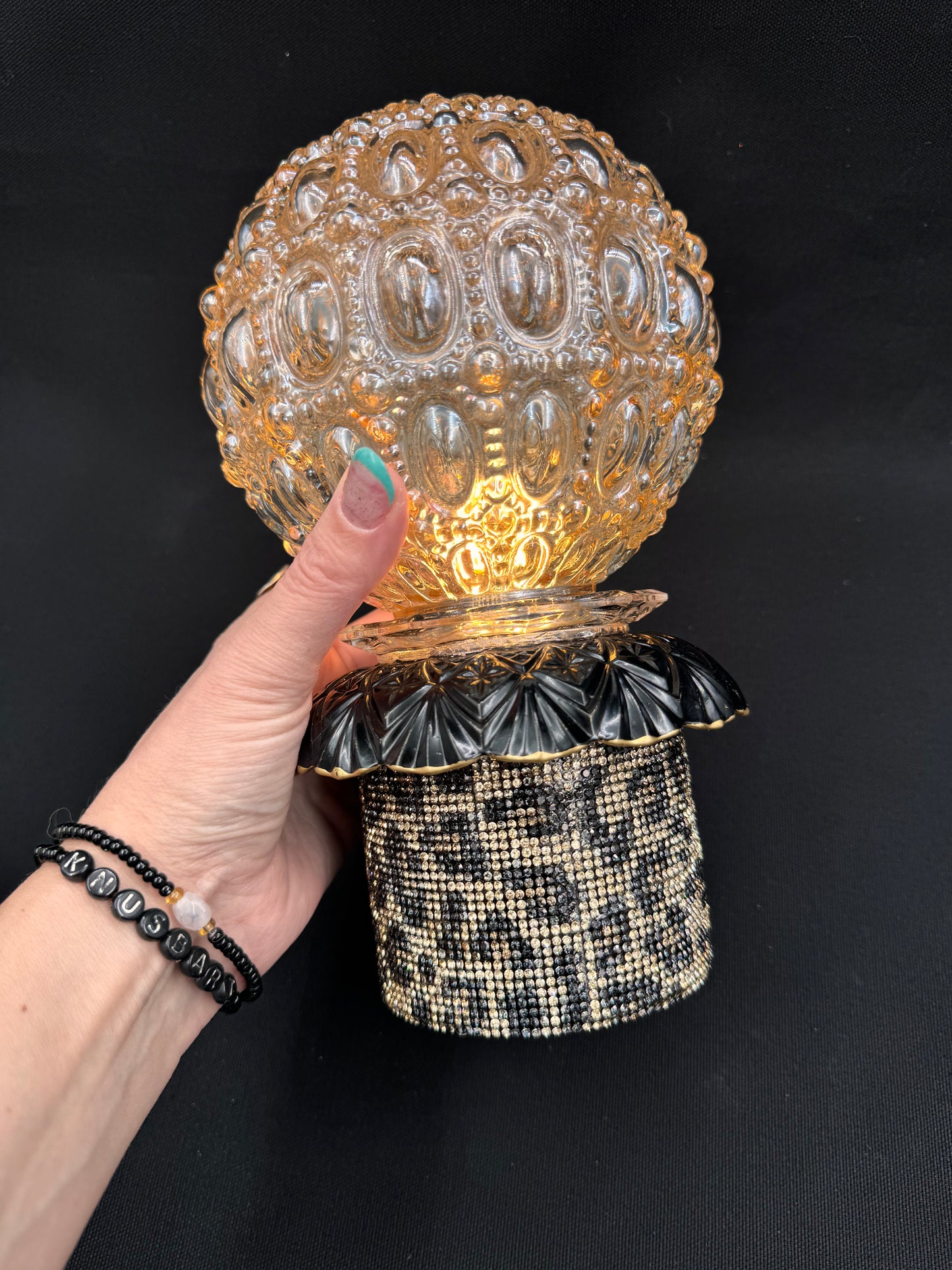 Batterilampe med leomønster og rund kuppel