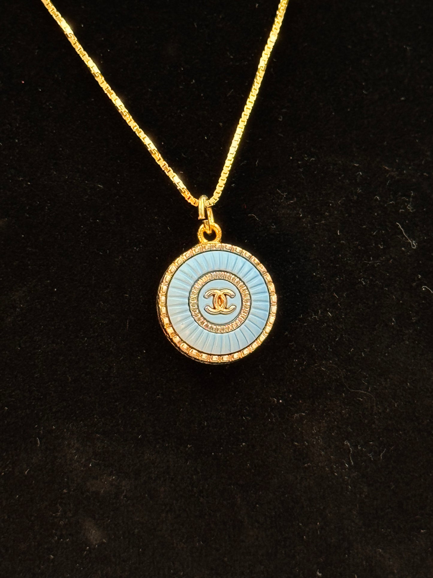 Vintage Chanel smykke babyblå og gull