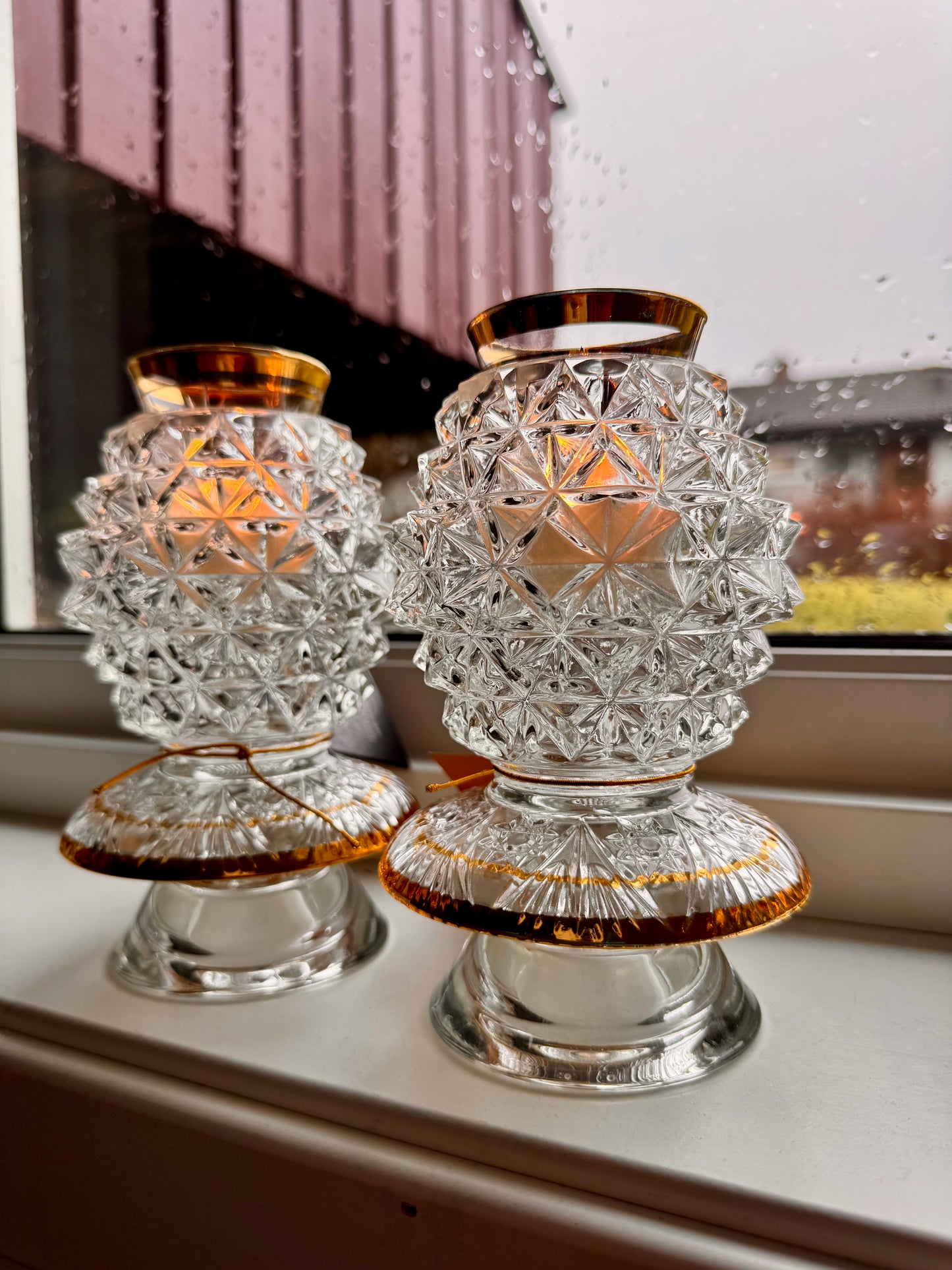 Vintage lyslykt i mønstret glass med gulldetaljer