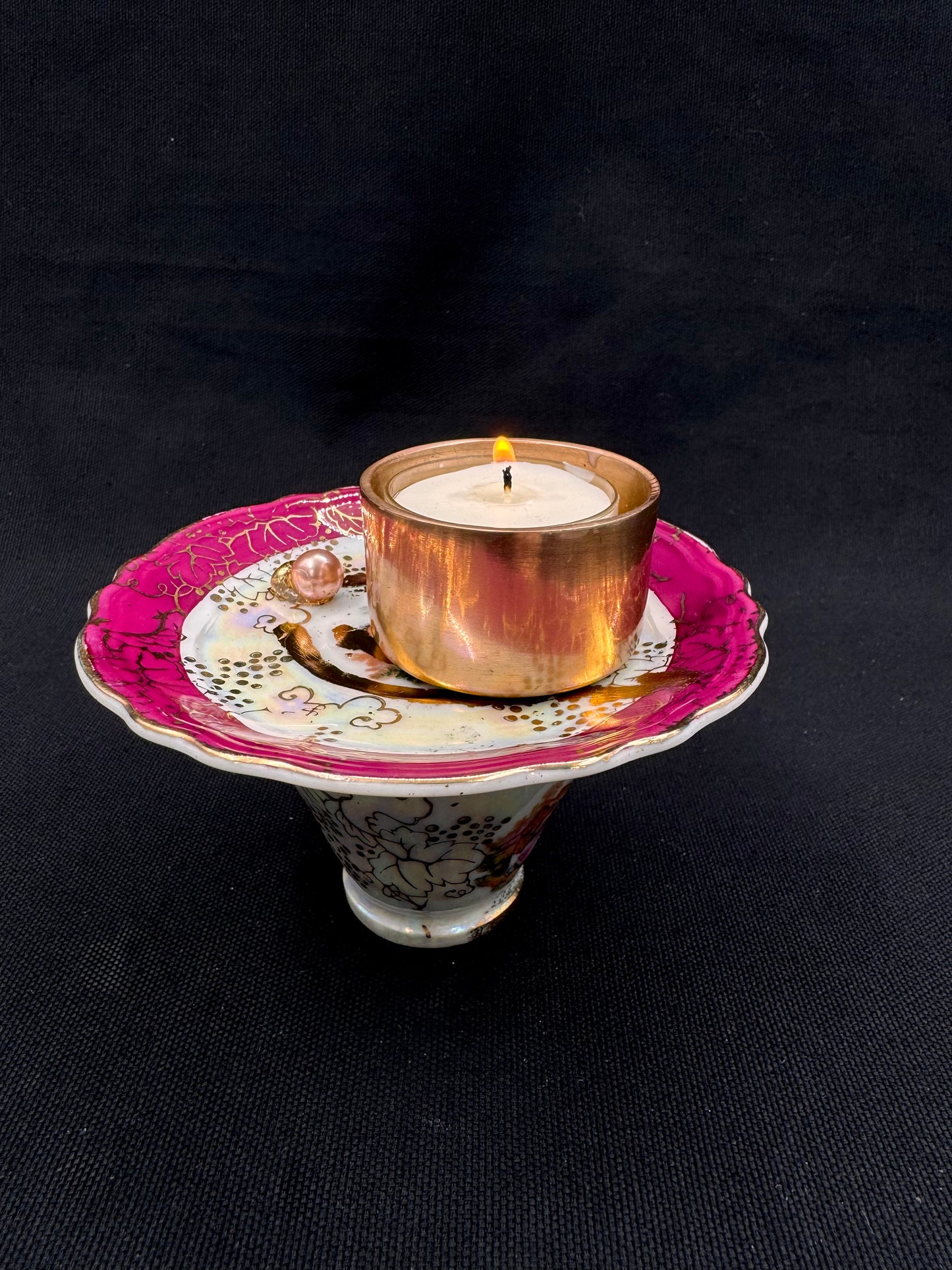 Vulvakunst mørkerosa fat og champagnefarget perle