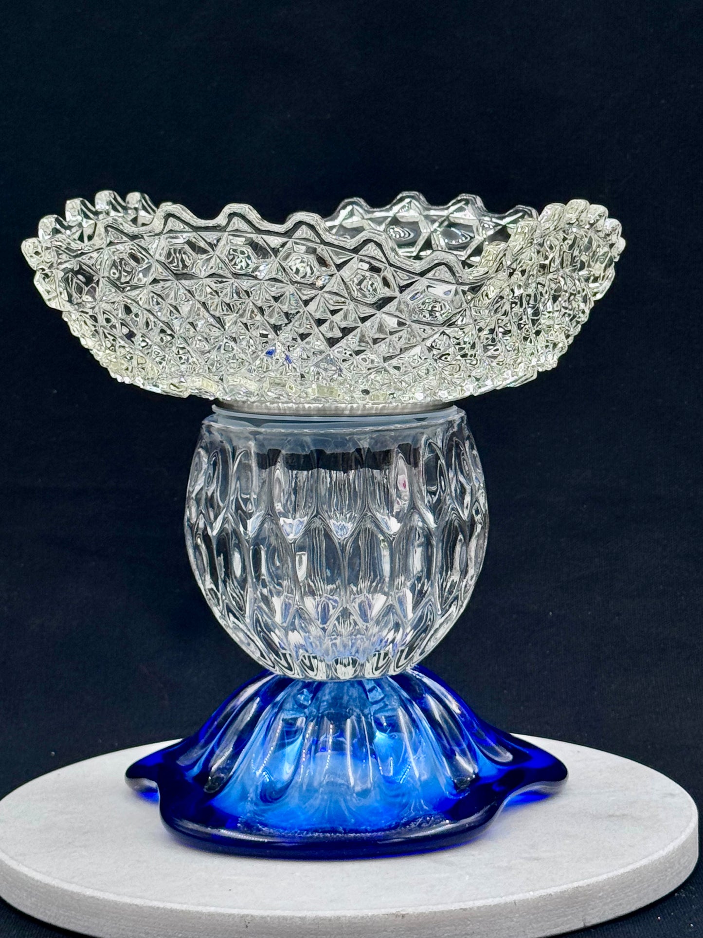 Stor solcellelampe koboltblå krystallfot, glassklar kule og krystallskål