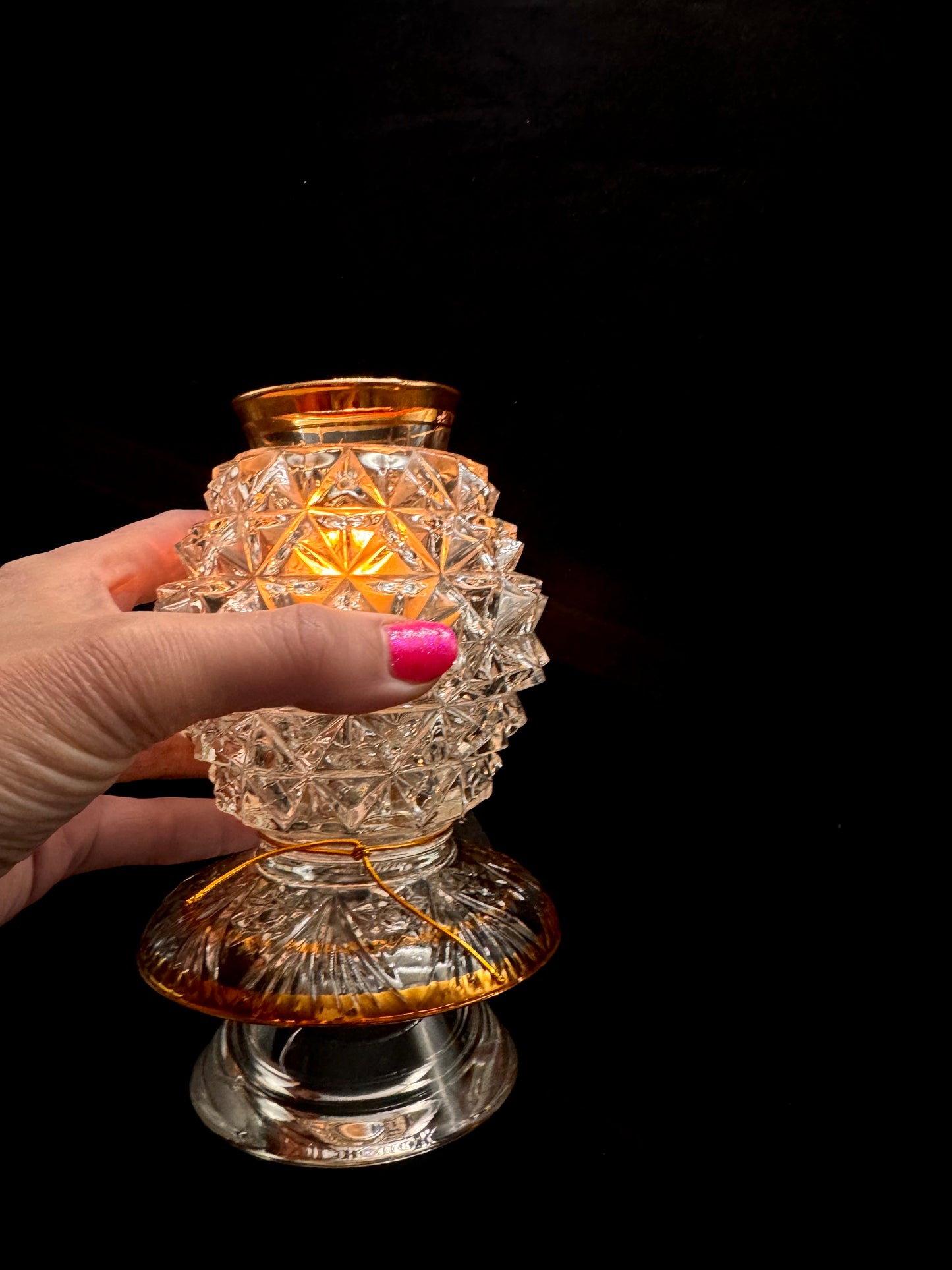 Vintage lyslykt i mønstret glass med gulldetaljer