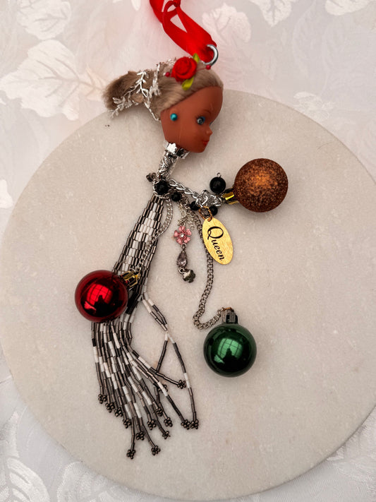 Vintage Barbie julekule «Blondine med rød  blomst i håret og turkis ørepynt»