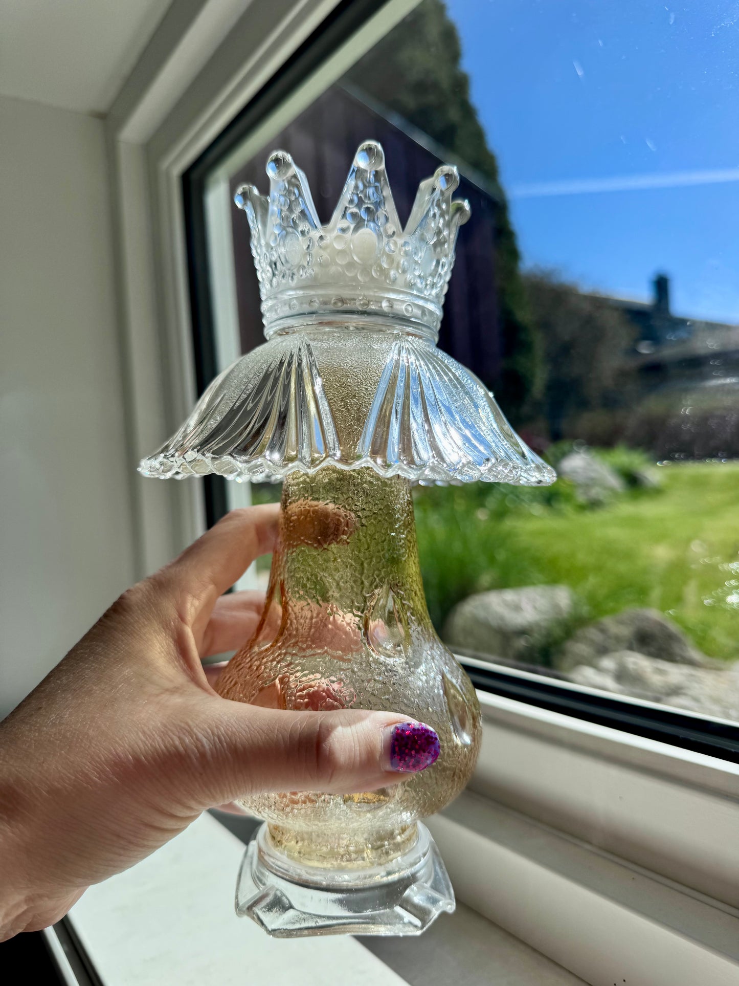 Vintage lysestake av champagne kuppel med glasskrone på toppen