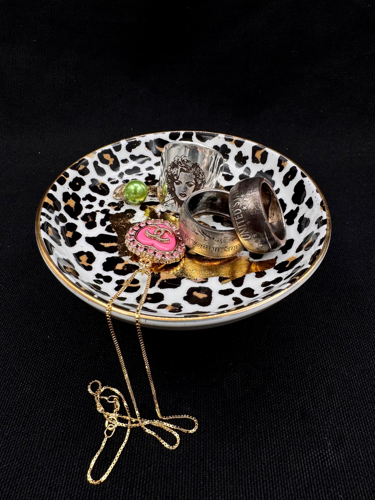 Vulvakunst leofat med limegrønn perle og svart fot